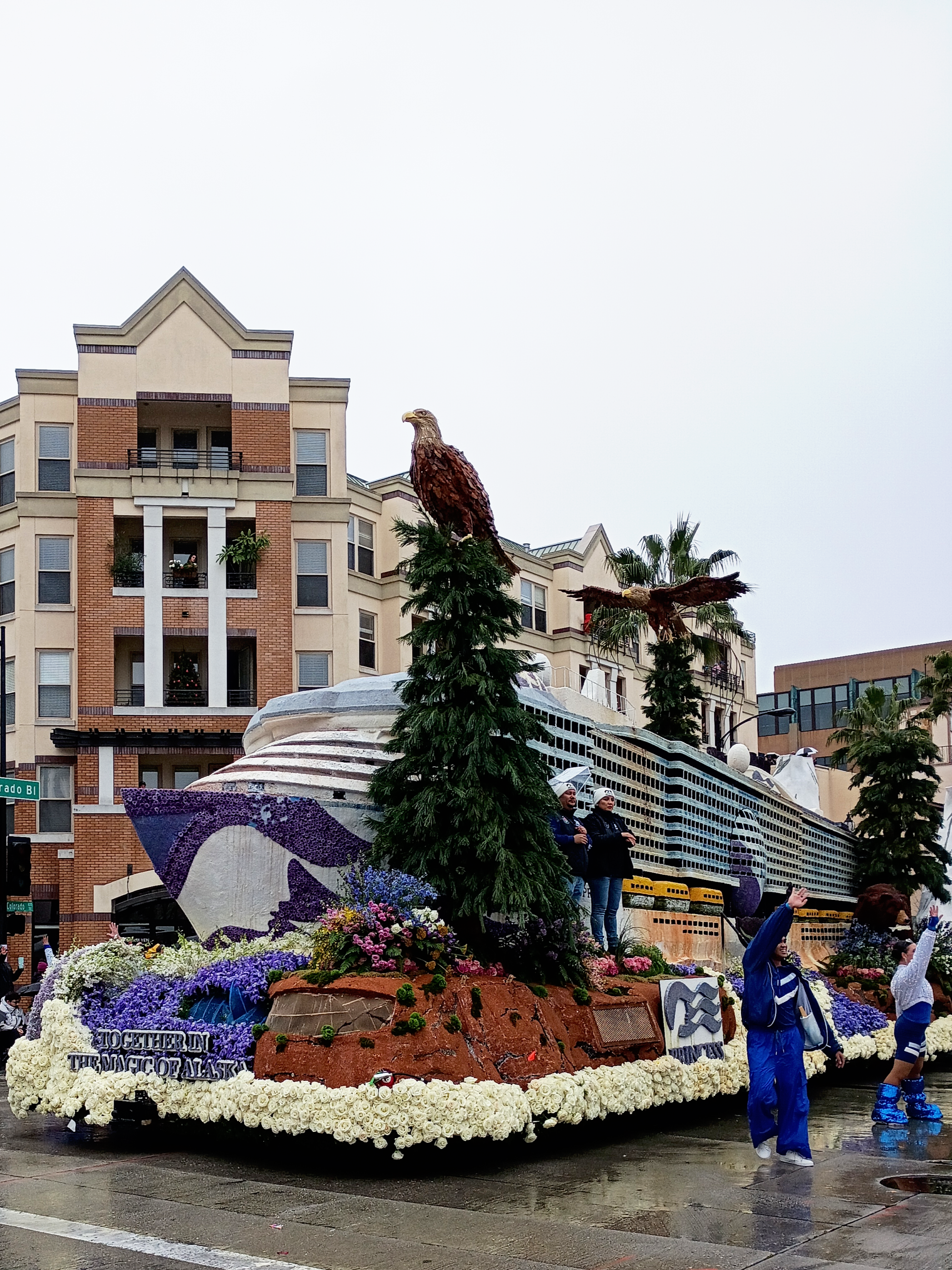 137th Rose Parade 阿拉斯加公主号驶来