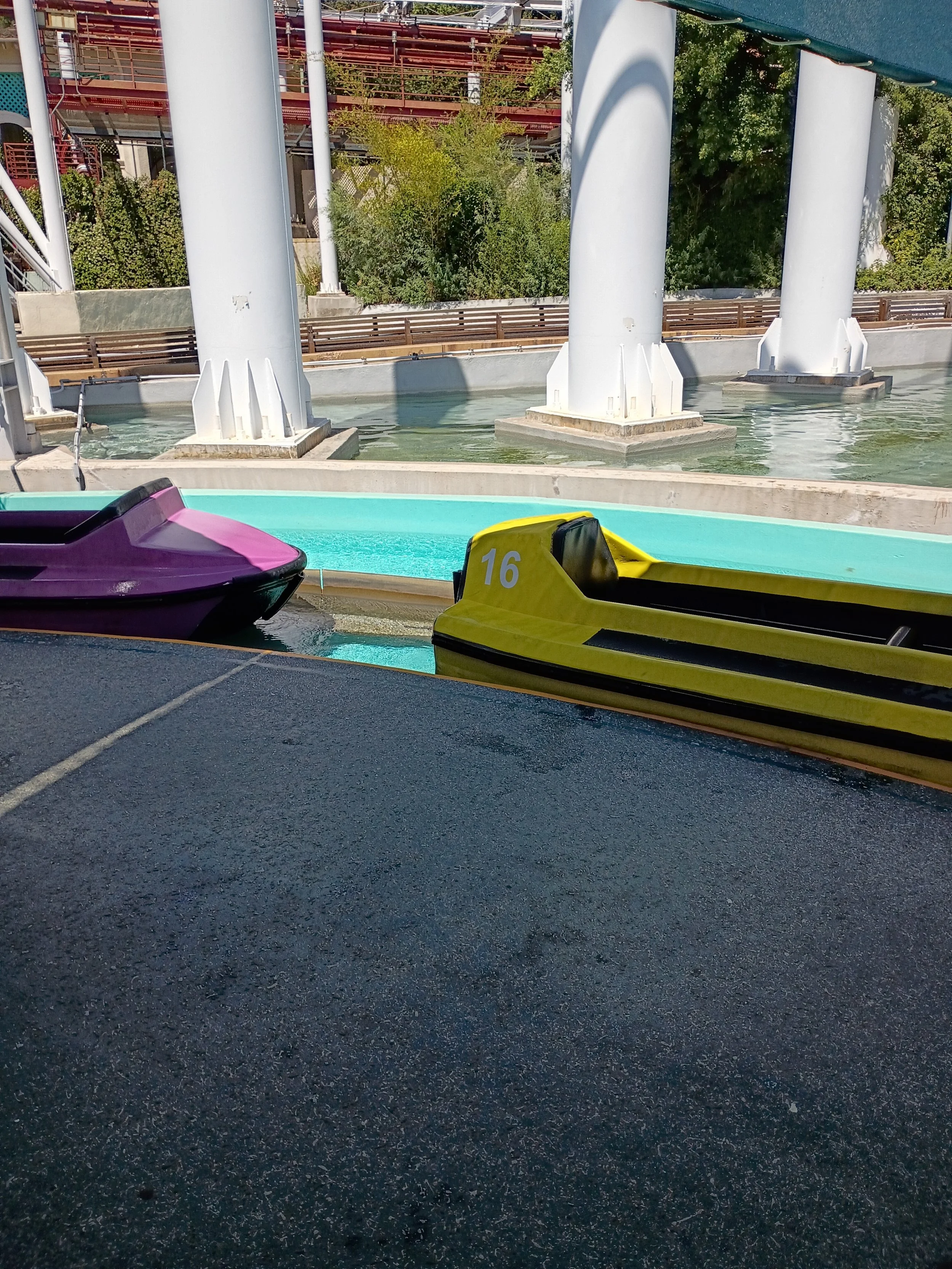 六旗魔术山 Renovated boats in new colors in June 2023