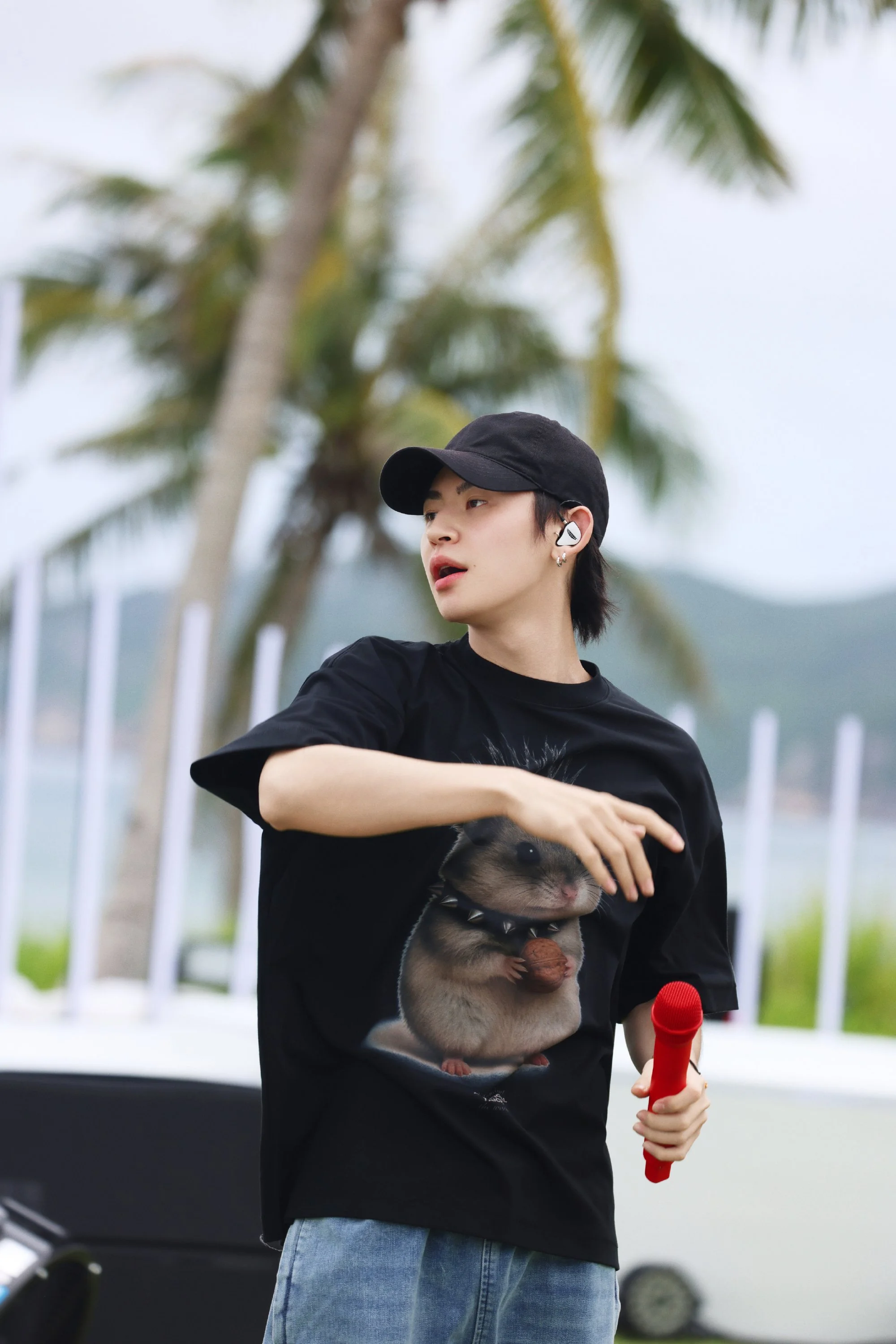 我是最後一隻蝴蝶 身在👻沼澤 找尋著花蕊