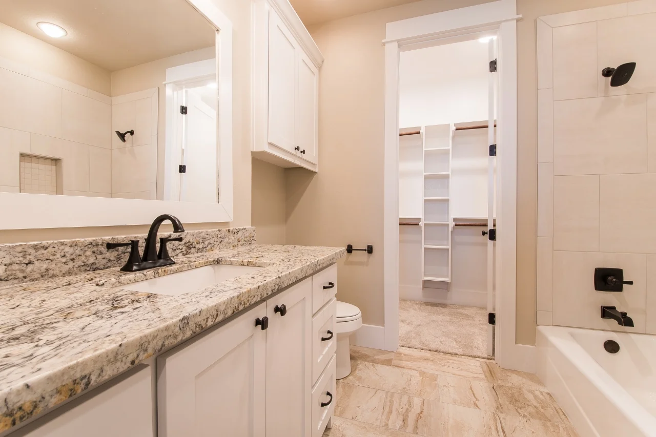 12 - Bedroom 4-3348 (1280x853).jpg