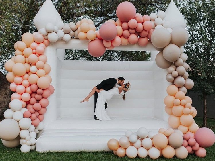 Commercial-Inflatable-Wedding-Castle-White-Bounce-House-White-Bouncy-Castle.jpg