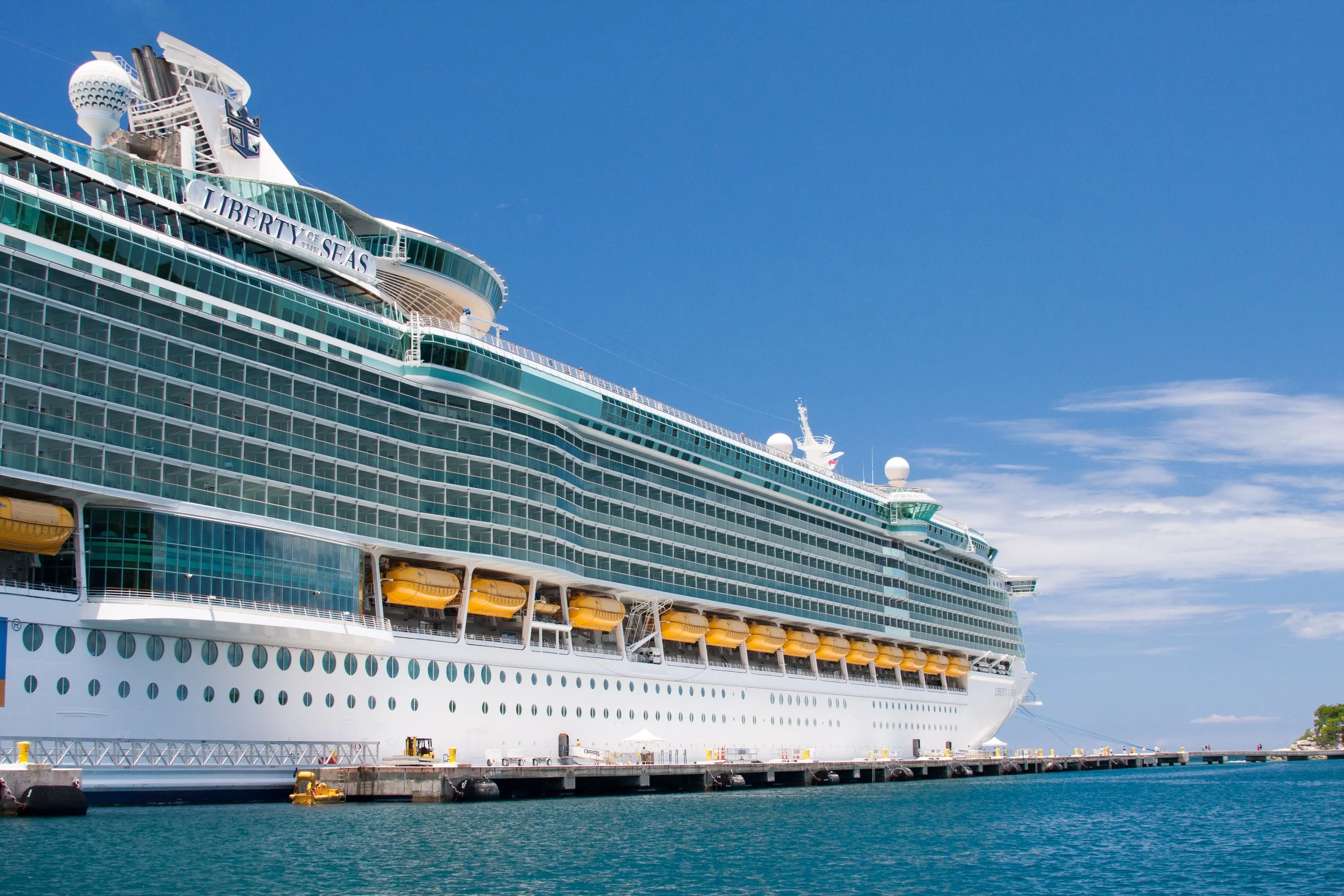 white_cruise_ship_on_sea-scopio-c701d3bb-cbad-480c-9e67-dee54fc98732.jpg