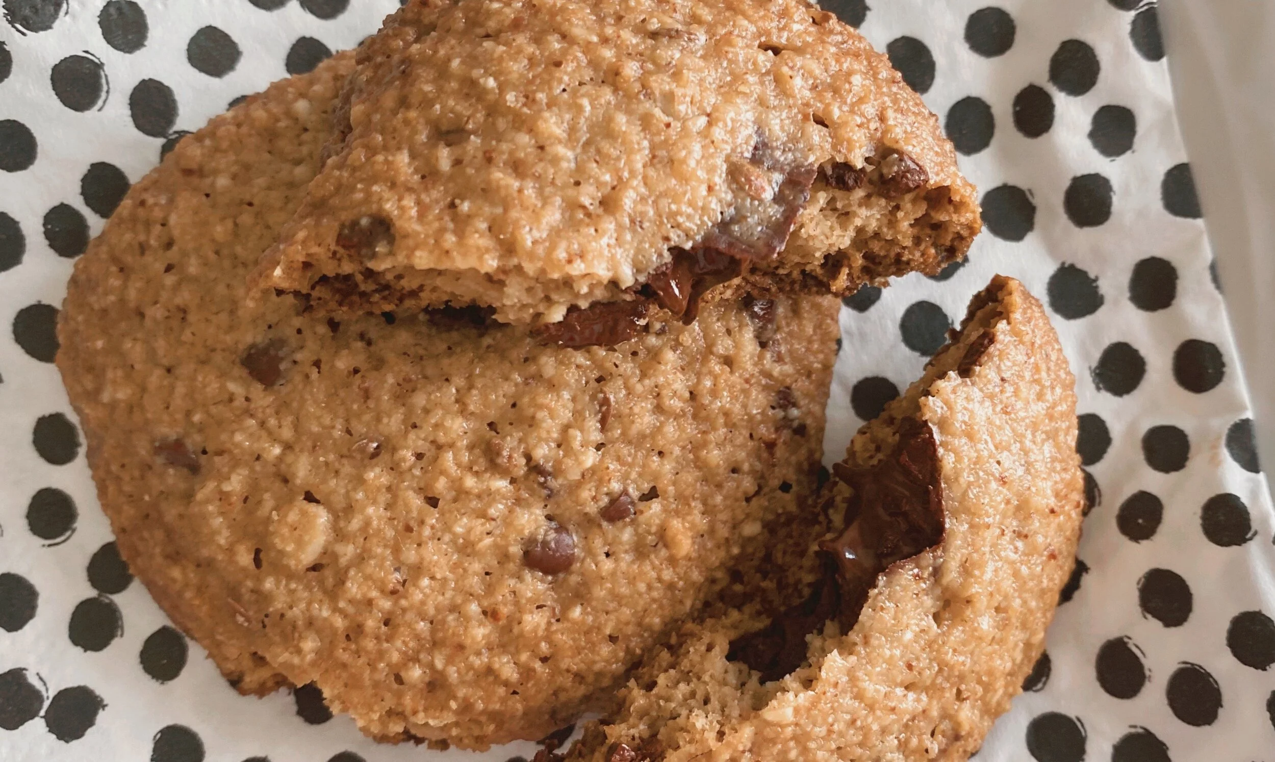 Galletas de avena y almendra  con chocolate que no sé si saben ricas