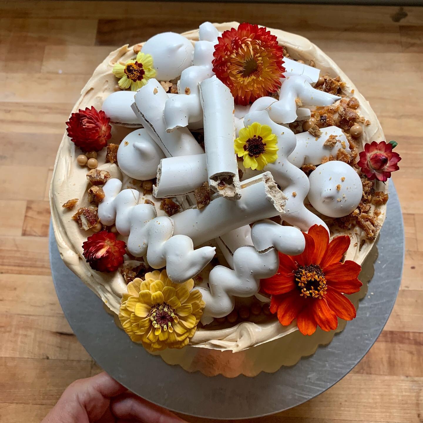 Coffee Toffee Cake with meringue decor heavily inspired by @sashimi1 
This combo is maybe my favorite cake I&rsquo;ve ever made? It&rsquo;s layers of malted vanilla chiffon, soaked in salty butterscotch sauce, filled with cafe au lait custard and cho