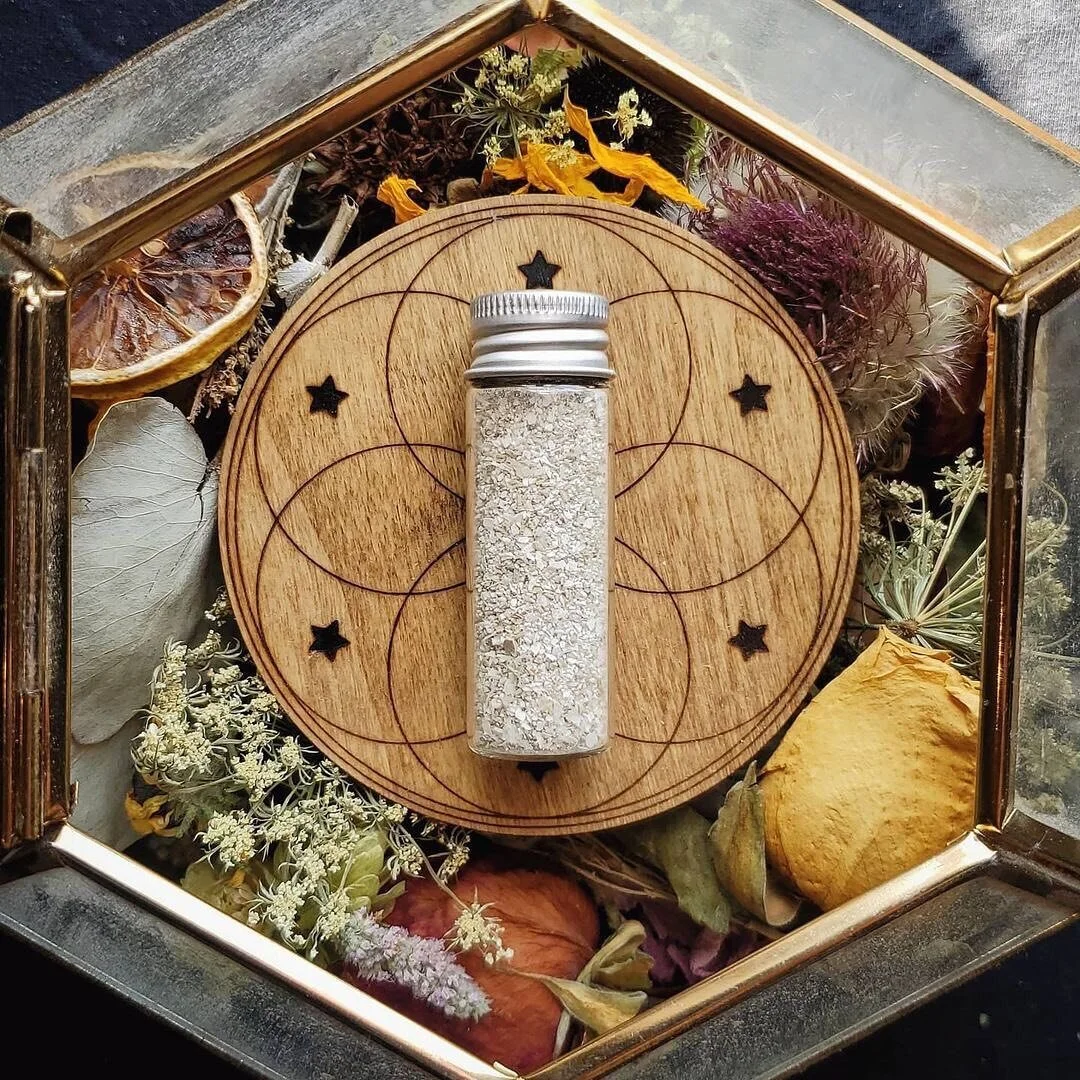 𝐀𝐥𝐭𝐞𝐫𝐧𝐚𝐭𝐢𝐯𝐞 𝐒𝐚𝐥𝐭 𝐏𝐫𝐨𝐭𝐞𝐜𝐭𝐢𝐨𝐧 𝐂𝐢𝐫𝐜𝐥𝐞
🌒🌕🌘

Posted by&bull; @goddessgrownapothecary

Intended to be used in place of salt for rituals outside. Salt can be damaging to the earth.

Made with organic egg shells from our hen