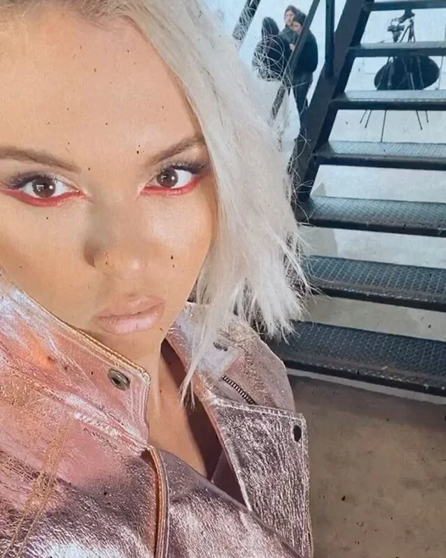 Queen Ksenia is shooting for @avonmexico thanks @theface.models 💓 which look do you like more? 1 or 2? &bull;
&bull;
&bull;
&bull;
&bull;
#model #modeling #modellife #modellifestyle #modelscout #scoutingmodels #modelagency #modelagent #beautybox #be