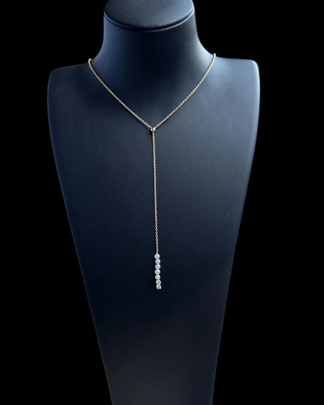 NEW: 18K Yellow Gold Y-necklace.
Pearls in a line, a small drop of gold, and a bit of shining light at the end. A little piece made to be light, simple, and easy to wear every day.#YNecklace #Pearls #DiamondDetails #DelicateJewellery #QuietLuxury #Th
