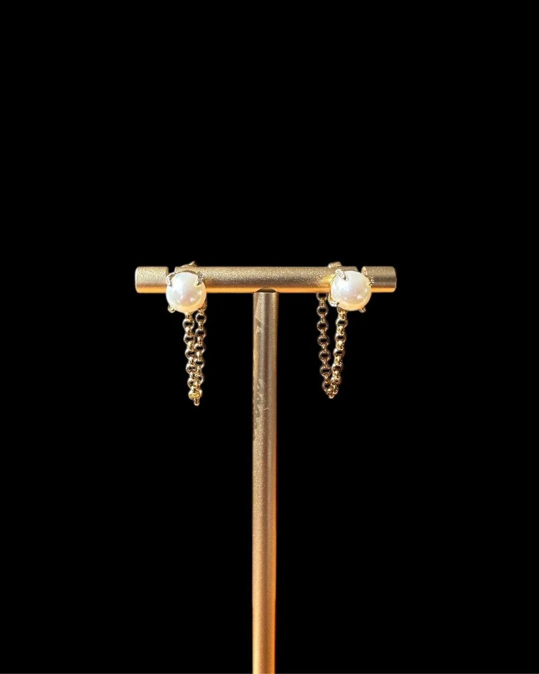 Pearl-on-chain Earrings
Akoya pearls with diamond-set prongs, suspended from solid 18K gold. A soft little statement &mdash; classic, but with movement. Details: 9mm Akoya pearls. 

#PearlOnChain #AkoyaPearls #Pearlearrings #QuietLuxuryJewellery #18K