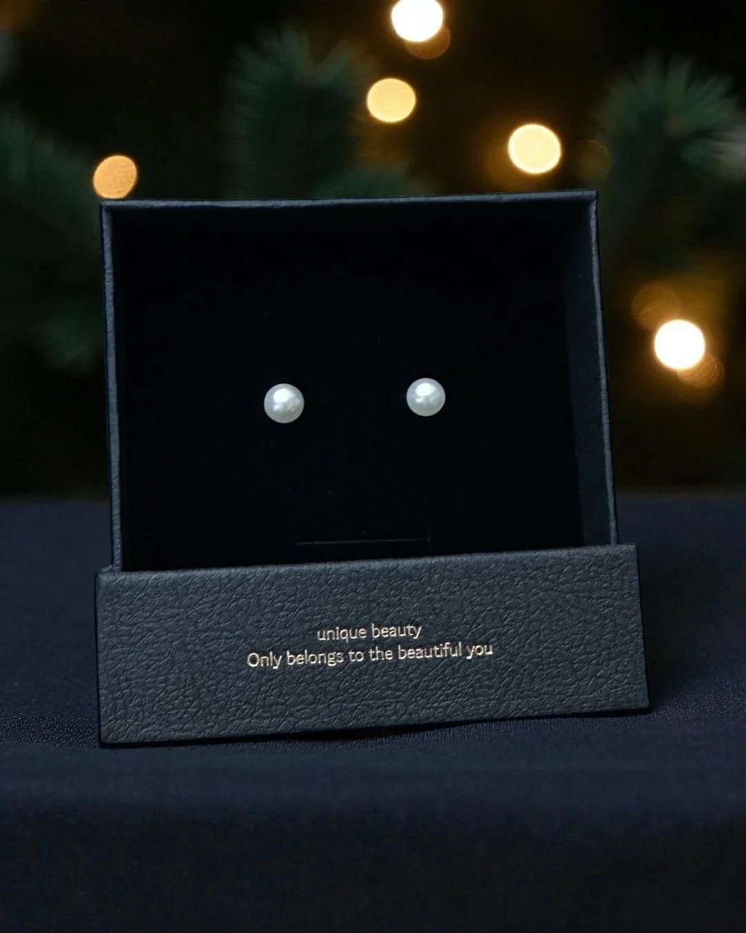 Looking for classic Akoya pearl studs?
5&ndash;6mm, beautiful lustre, and available now.
Simple, timeless, always right.
#AkoyaPearls #18Kwhitegold #PearlStuds #PearlLustre #QuietLuxuryJewellery #FineJewelleryHK #TheSocietyHK