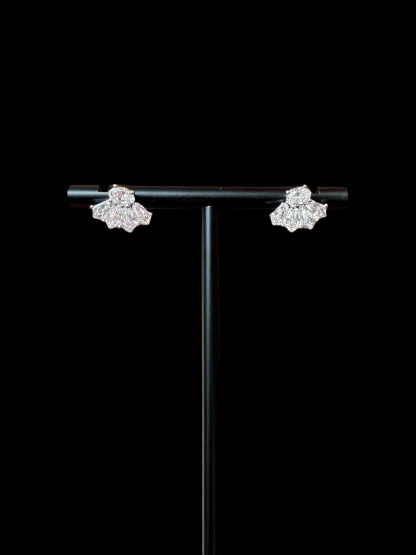 A fan of diamonds? These fan-shaped studs in 18K white gold bring architecture, sparkle and softness together in one refined design. Details: 2.31 ct (DEF) &mdash; a standout pair for the season.
#christmasgiftsforher #TheSocietyHK #QuietLuxuryJewelr