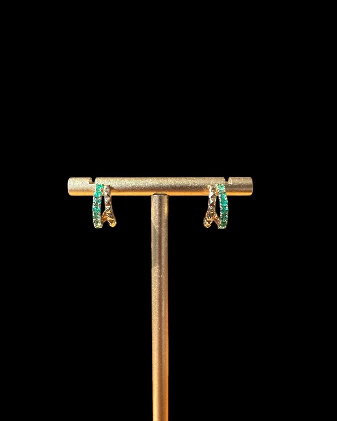 Colombian emerald, set in gold. 

#colombianemerald #emeraldearrings #greengemstone #finejewellery #18kgoldjewelry #quietluxury #understatedluxury