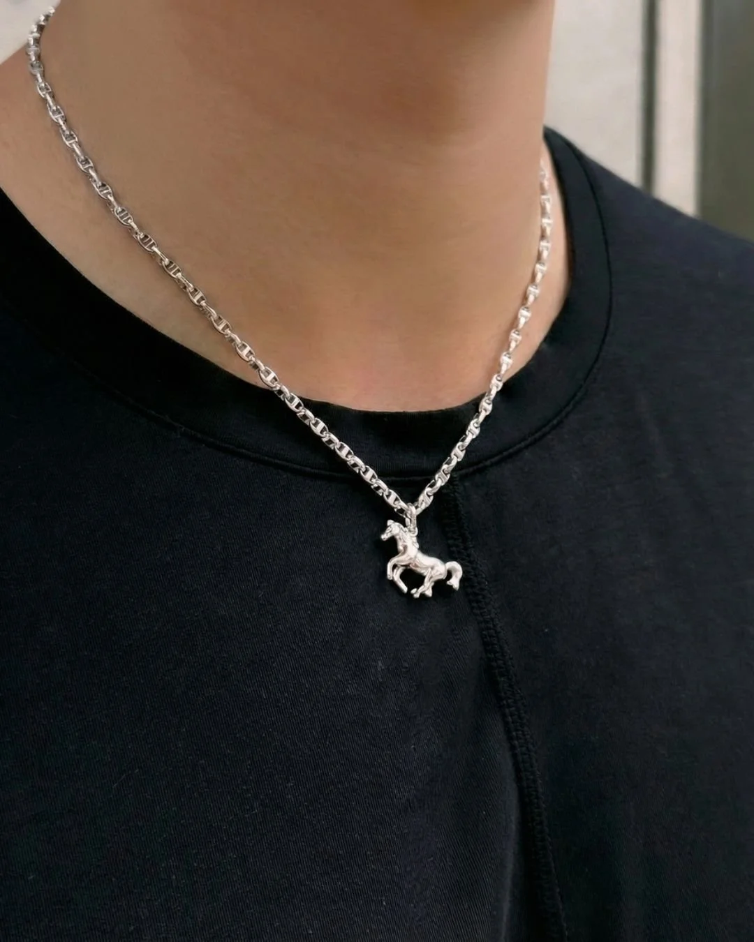 A meaningful pendant, made as a personal commission. The chain was chosen in an anchor style, giving the piece a slightly bolder presence and a sense of weight. Designed to be worn daily.

Hashtags:
#mensjewellery
#BespokeJewellery
#MensPendant
#Gold