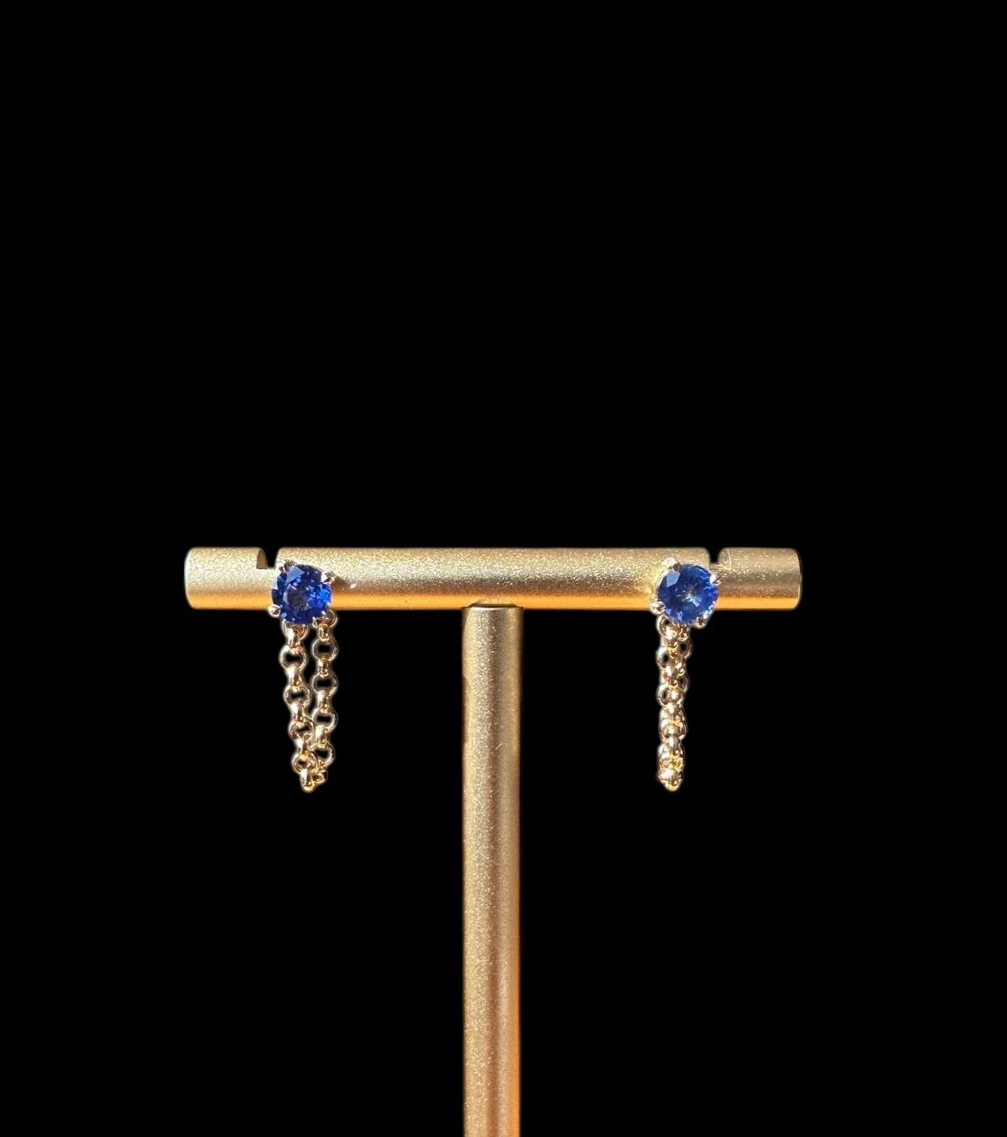 Sapphire on chain earrings #sapphireearrings #sapphirejewelry #bespokejewellery #oneofakindjewellery #thesocietyhk