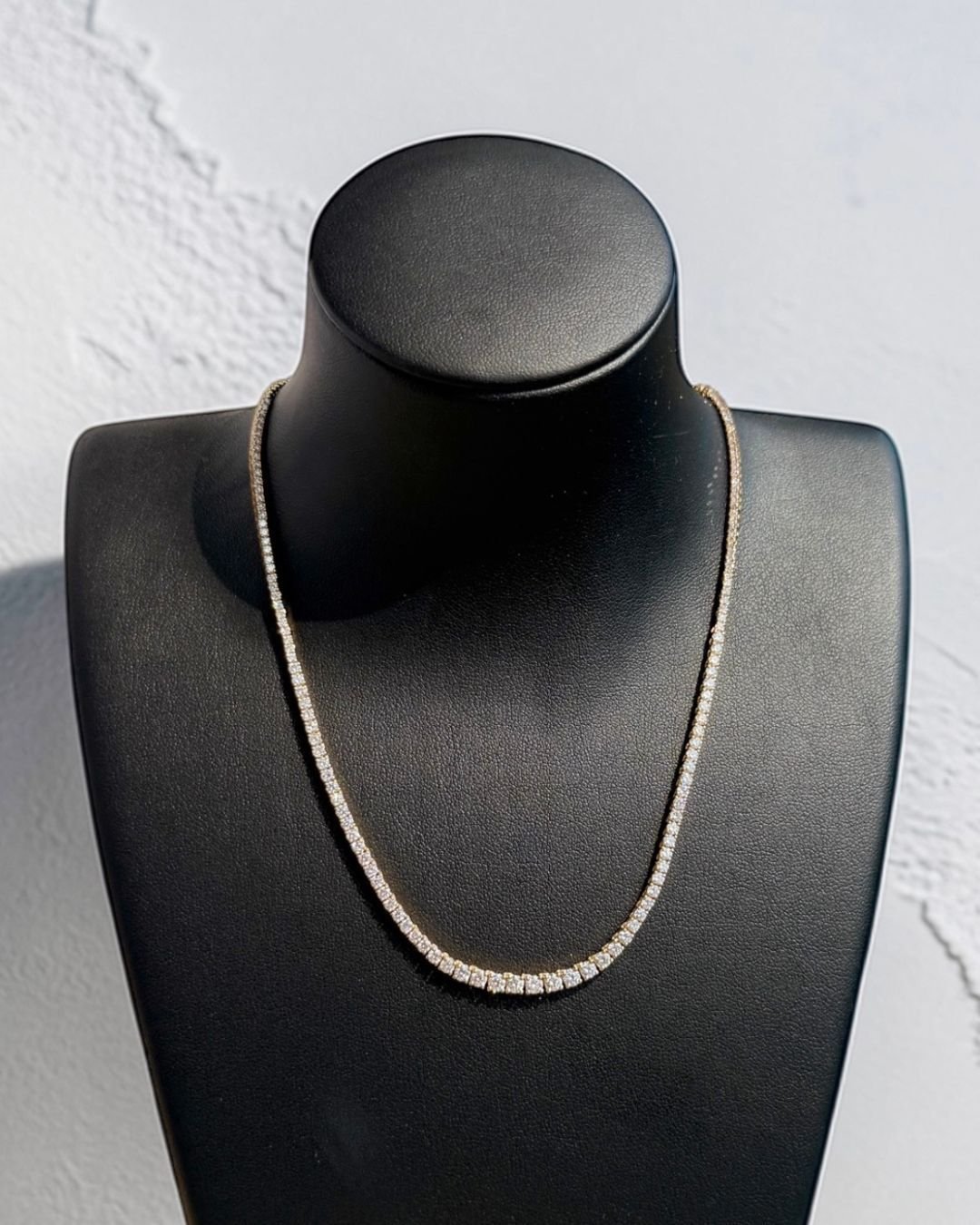 Tennis necklace, set in gold, no tennis required.
#tennisnecklace #diamondtennisnecklace #finejewellery #everydayjewellery #quietluxury #18kgoldjewelry