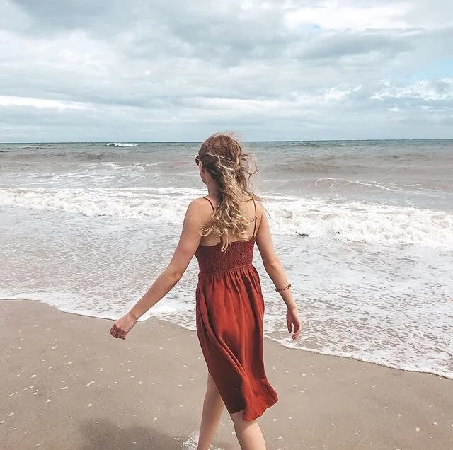 There is something so calm and restorative about a walk on the beach. ☺️ The salty air makes my hair looks CRAZY, but leaves me feeling relaxed and happy. Which do you prefer? 🌊 or ⛰? @liketoknow.it #liketkit http://liketk.it/2RlJM #LTKswim #LTKsale