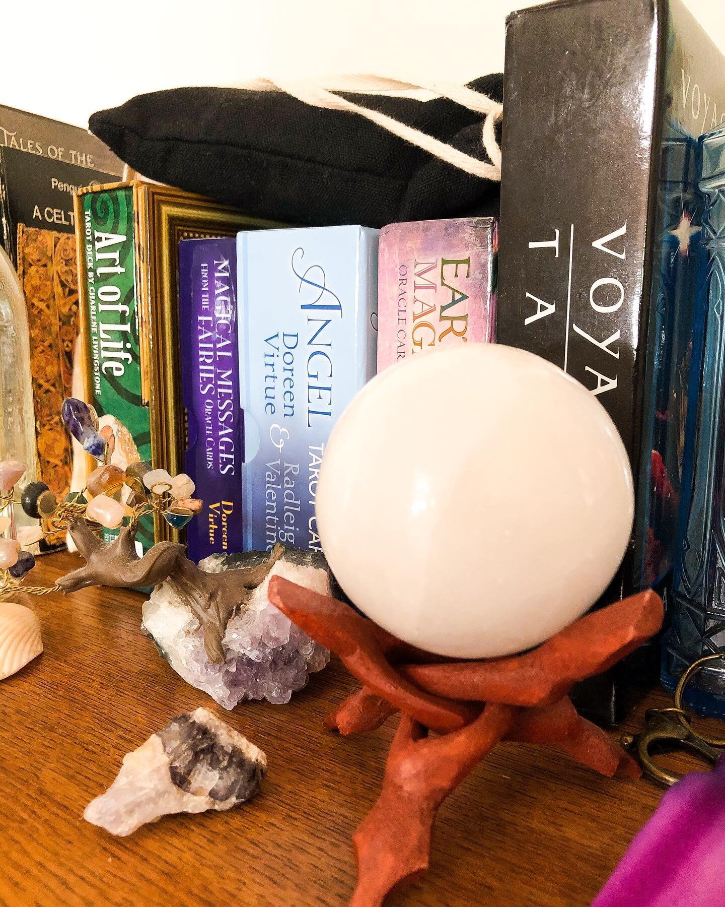 ✨ What are you tapping into today?

It&rsquo;s #spiritualsunday you guys!! 💕🔮📿 I just popped in here to say that I hope your day is filled with love, light, and kindness. Try to spread an ounce of positivity wherever you go today!
⠀⠀⠀⠀⠀⠀⠀⠀⠀
I&rsqu