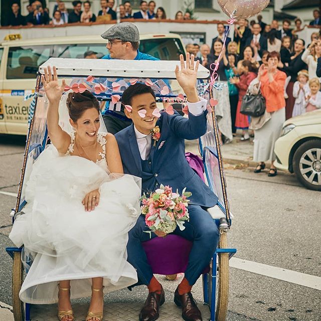 Es muss ja nicht immer ein SUV oder ein Oldtimer sein. Auch eine #rikscha ist vor allem bei dem Verkehr in M&uuml;nchen praktisch 🙃😉 Was w&uuml;rdet ihr bei eurer Hochzeit nutzen?
.
.
#muc #m&uuml;nchen #089 #wedding #hochzeitsfotografie #hochzeit 