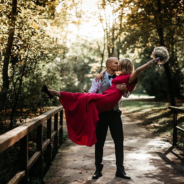 Langsam f&auml;rben sich die Bl&auml;tter orange und tauchen die Parks und W&auml;lder in ein ganz tolles Licht. Der Herbst ist f&uuml;r viele Fotografen die Lieblingsjahreszeit 🍂🍁🎃
.
.
#hochzeit #hochzeitsfotografie #standesamt #fotoshooting #lie