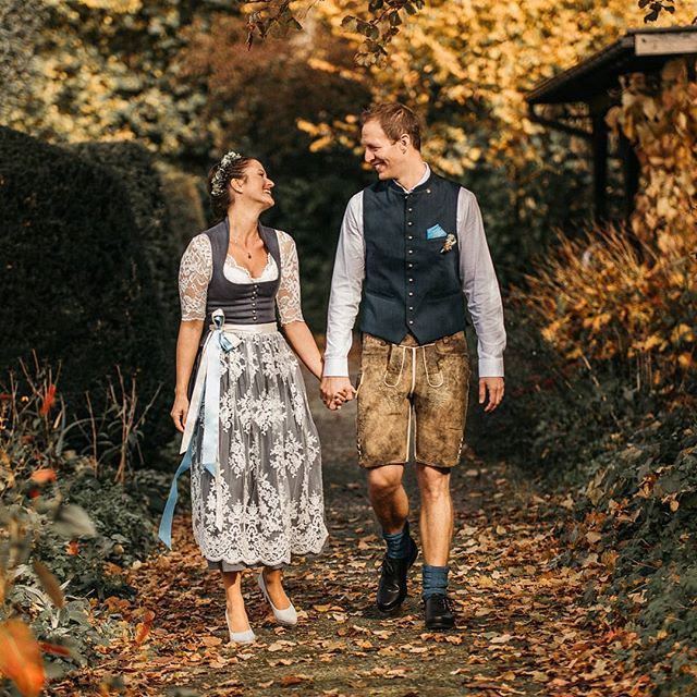 Nur der Herbst kann so eine tolle warme Stimmung erzeugen 🍂🍁
.
.
#hochzeitsfotografie #hochzeitsfotograf #trachtenhochzeit #herbst #weddingday #weddingphotography #weddingphotographer #braut2020 #instabride #instawedding #shesaidyes #siehatjagesagt