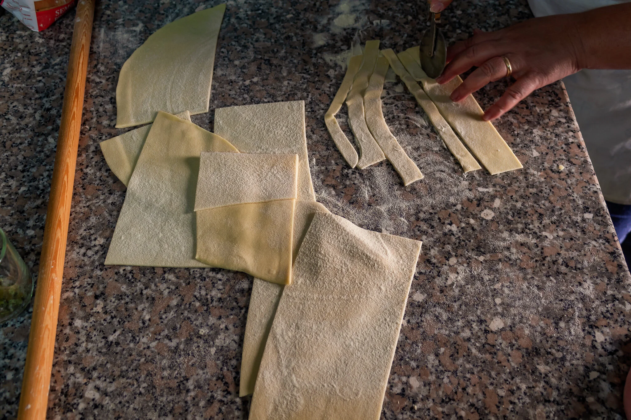La yema de huevo se bate con la leche condensada hasta formar una espuma que se añade al café.