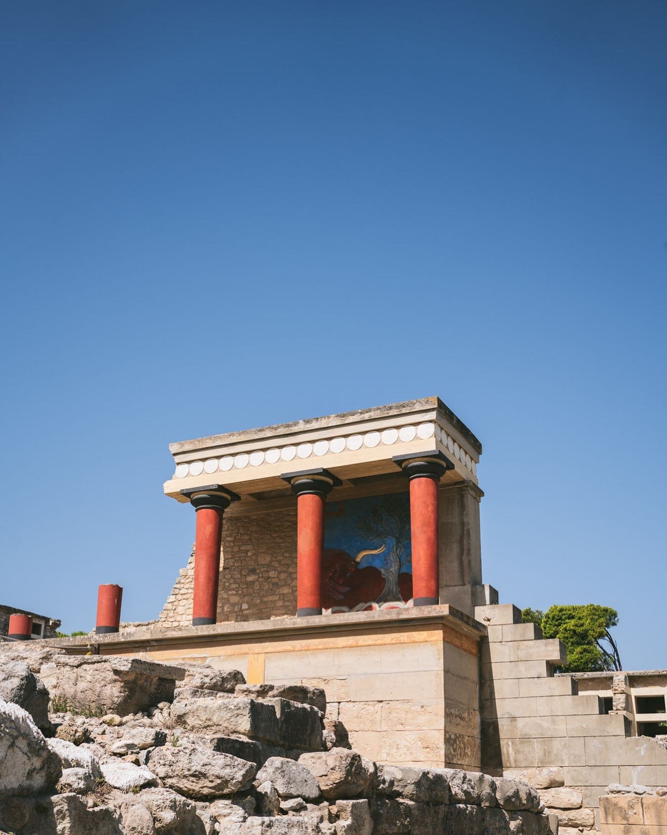 El palacio de Knossos es el m&aacute;ximo representante de la civilizaci&oacute;n minoica que ocup&oacute; Creta durante la Edad de Bronce.
⠀⠀⠀⠀⠀⠀⠀⠀⠀
2000 a&ntilde;os antes de Cristo la isla era la base de un pueblo que comerci&oacute; por todo el Me