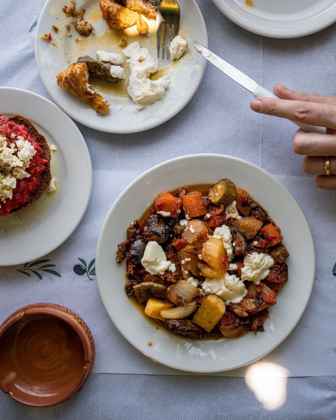 En Creta se come queso con todo, incluso con pescado o como en este plato de verduras.
⠀⠀⠀⠀⠀⠀⠀⠀⠀
Llevo una semana en la zona croata de Istria y una vez m&aacute;s me he vuelto a enamorar del Mediterr&aacute;neo y de su gastronom&iacute;a 🥰
⠀⠀⠀⠀⠀⠀⠀⠀⠀