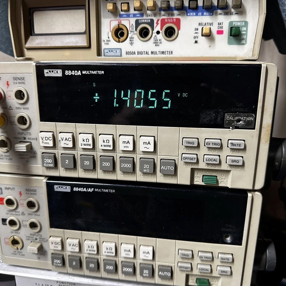 Fluke 8840 precision bench multi-meter showing the measured voltage on the bad cell with the loose connection in the opposite direction.