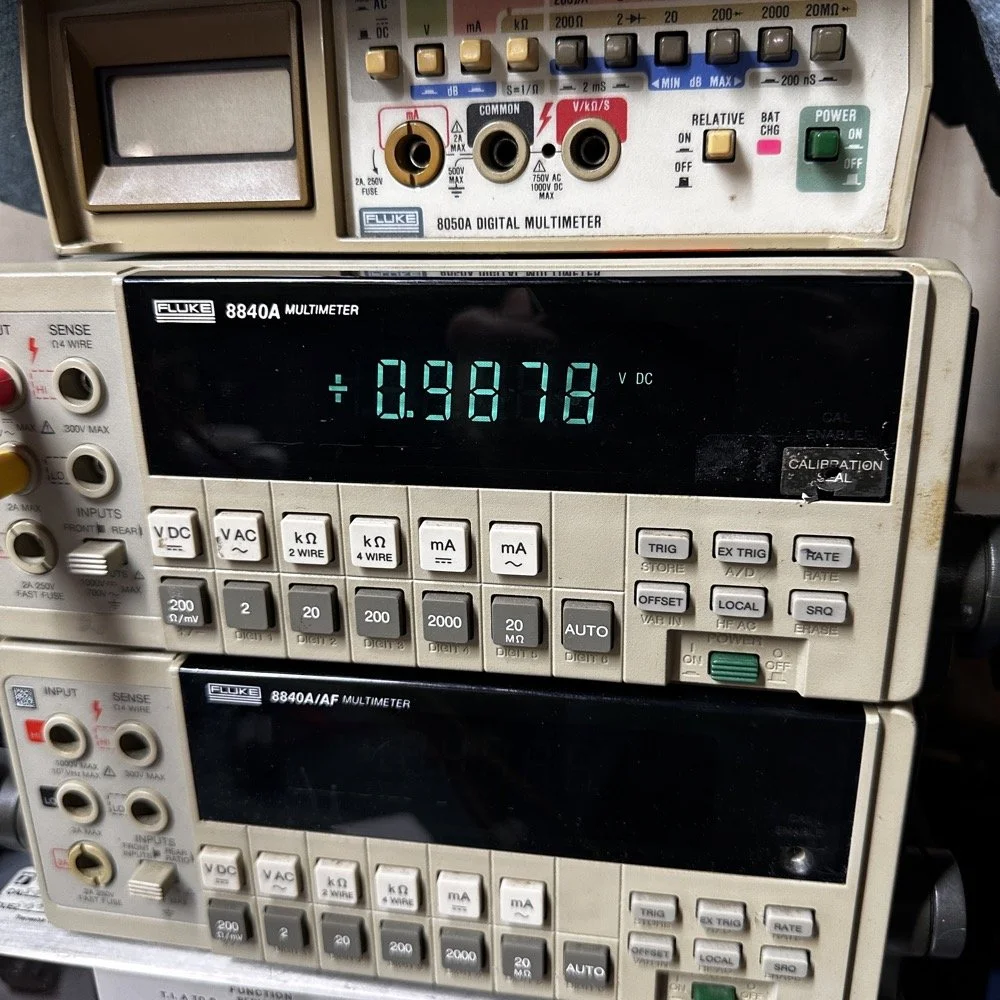 Fluke 8840 precision bench multi-meter showing the measured voltage on the bad cell with the loose connection in the first direction.