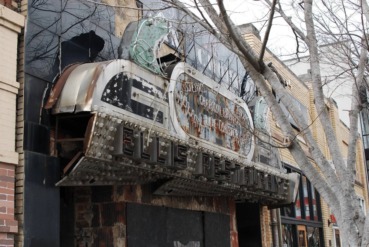 Ellis Resturant sign has become a local icon in the city of Chattanooga