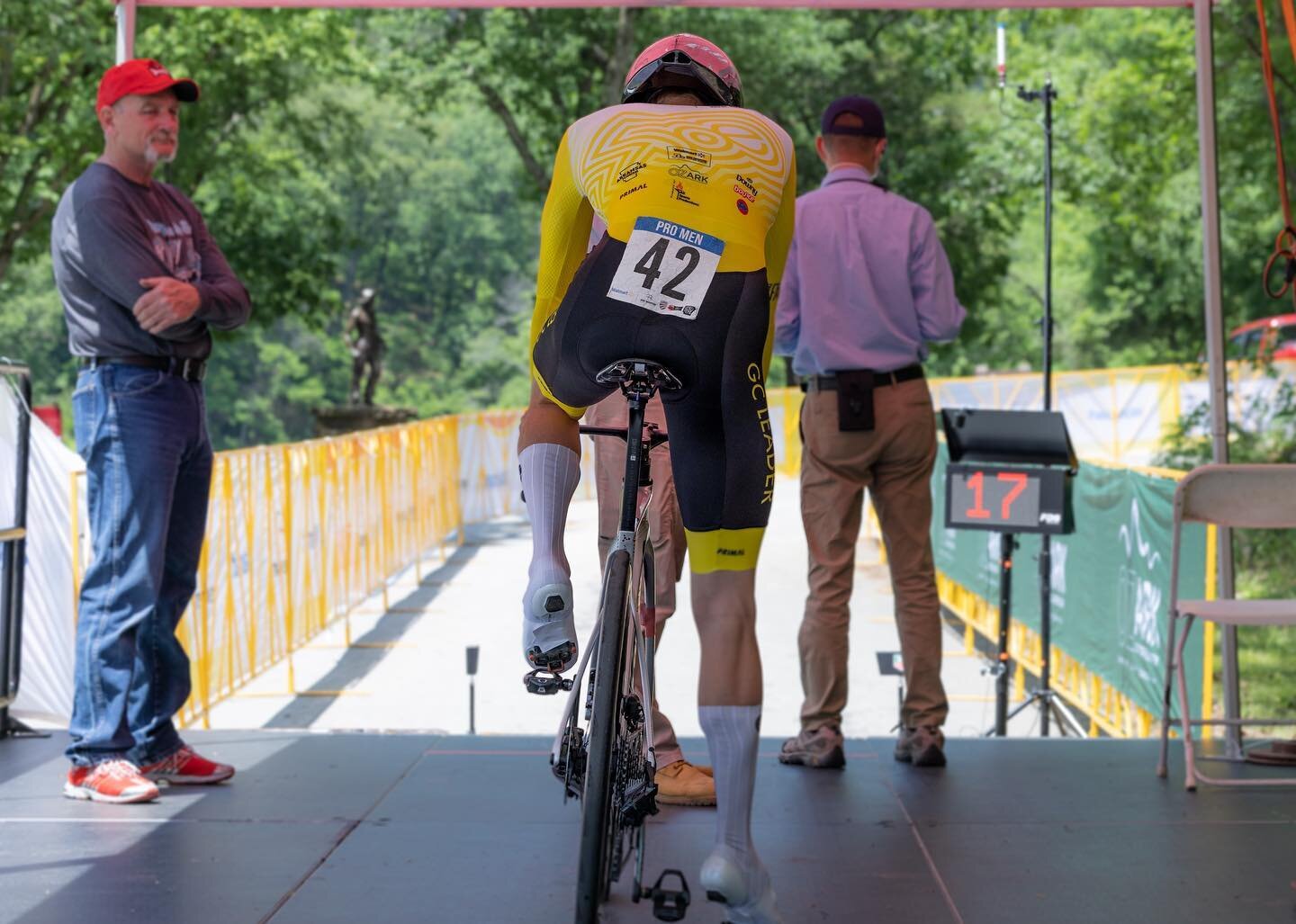 Time for the funny helmets and solo efforts. It was TT day @joemartinstagerace and Devil&rsquo;s Den awaited the riders. 

Women&rsquo;s Results:
🥇 Alia Shafi @fountcycling 
🥈 Lauren Stephens @efeducation.tibco.svb 
🥉 Laurel Quinones @teamtwenty24