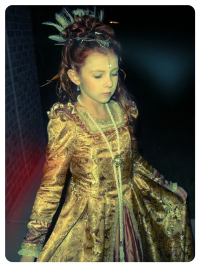 Azure Elizabeth’s daughter wearing Queen Elizabeth’s costume