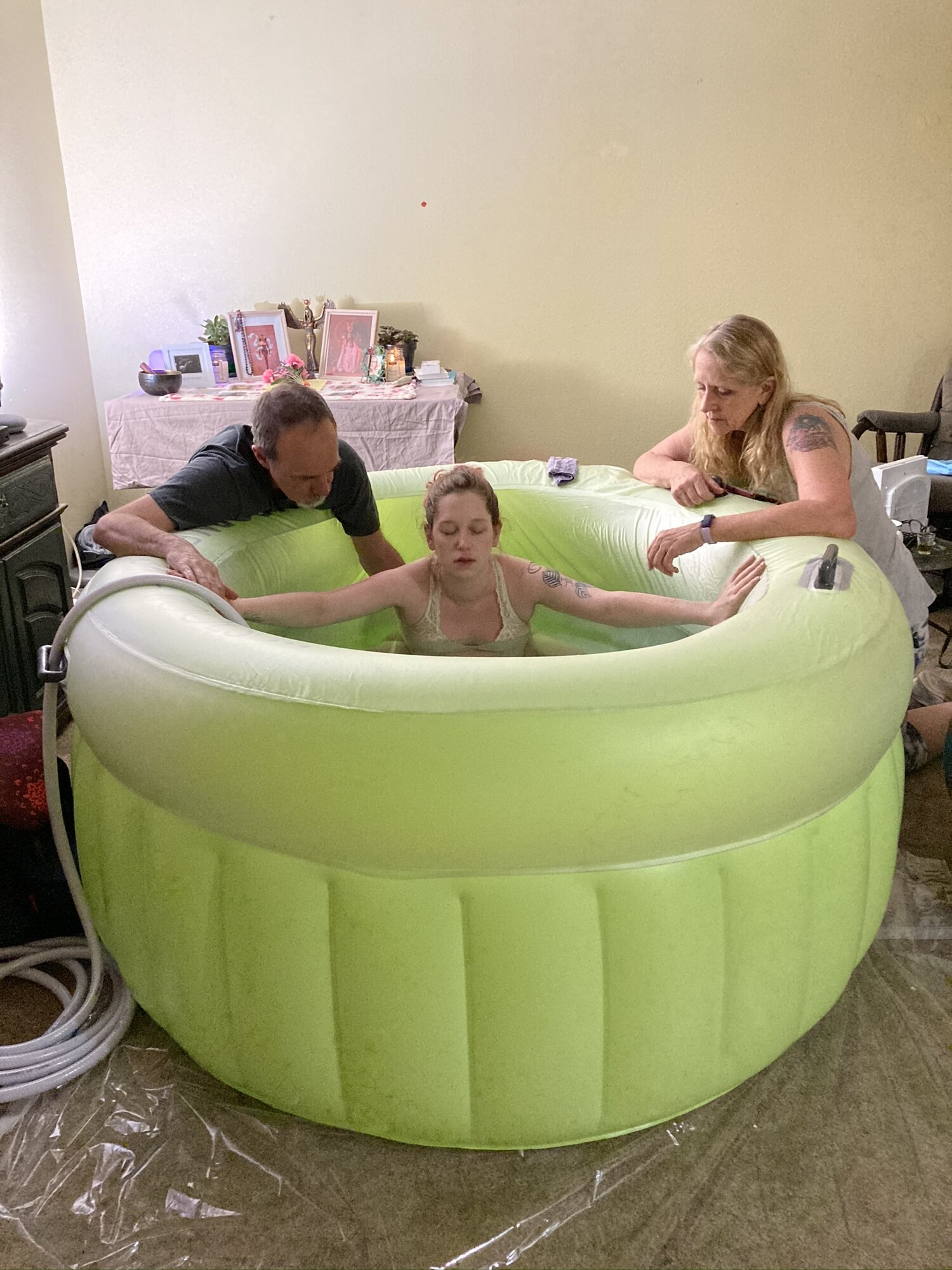 Waterbirth, water immersion, labor in water, homebirth in the water, Salem Oregon waterbirth, family support, partner support during labor, birth without fear.