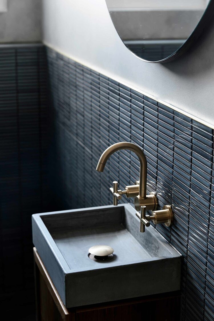 Contemporary+bathroom+with+a+nod+to+the+art+deco+period.jpeg