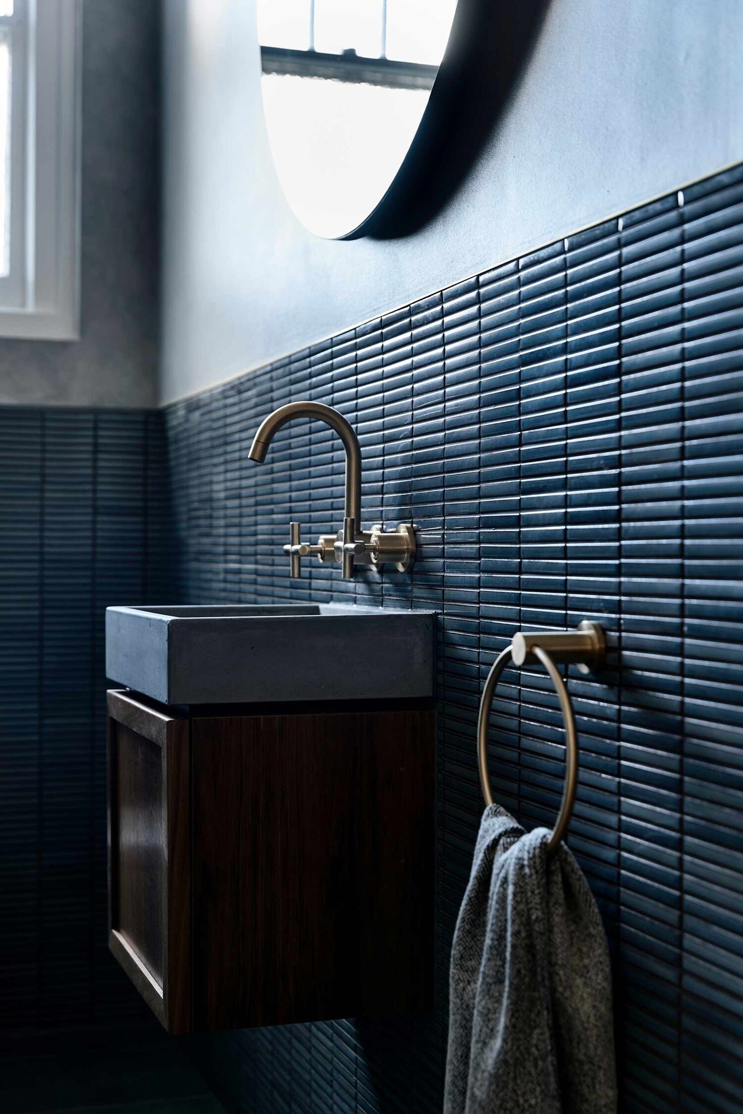 Bathroom+with+brass+accented+fittings+and+fixtures.jpeg