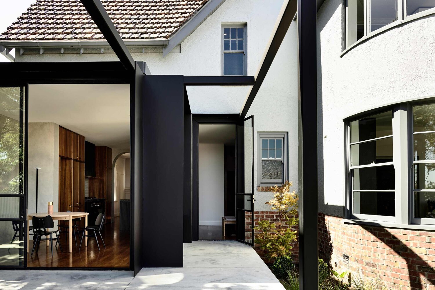 Minimalist+steel-frame+with+floor-to-ceiling+glass.jpeg