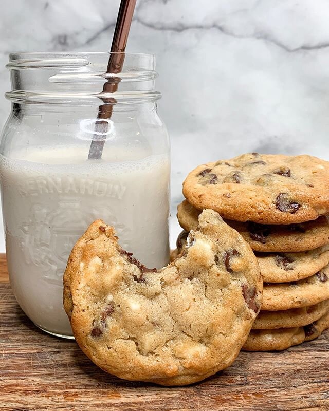Happy #nationalchocolatechipcookieday 🍪

Checkout the #linkinbio for my favourite recipe! Crisp edges, chewy centre, and a gooey epicentre. 🤩🤯