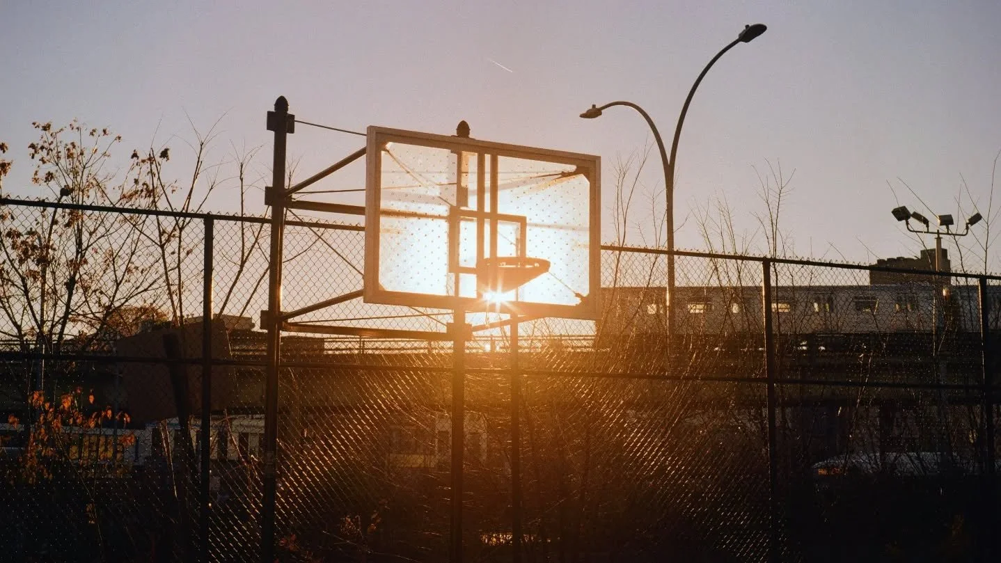 Golden light shines bright on New York basketball

📷 Mamiya 645 / 80mm f/2.8
🎞️ @kodakprofessional Gold 200 120
🧑&zwj;🔬 @nicefilmclub