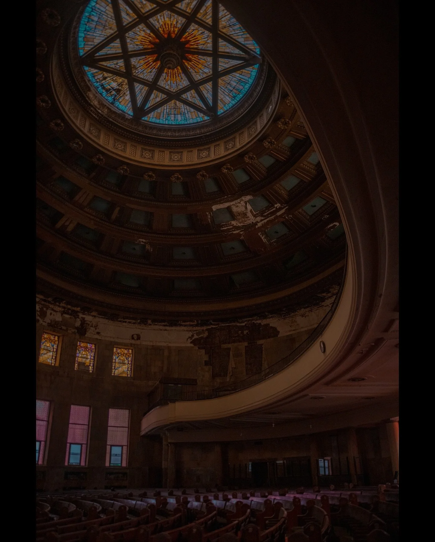 Gazing towards the heavens  but all I can find are glimpses of hell
🚫⛪️🚫

#church 
#abandonedchurch 
#abandonreligon 
#decayingarchitecture
#justgoshoot&nbsp; 
#moodygrams 
#abandonedcentral 
#photography 
#hauntinghumans
#abandonedamerica 
#abando