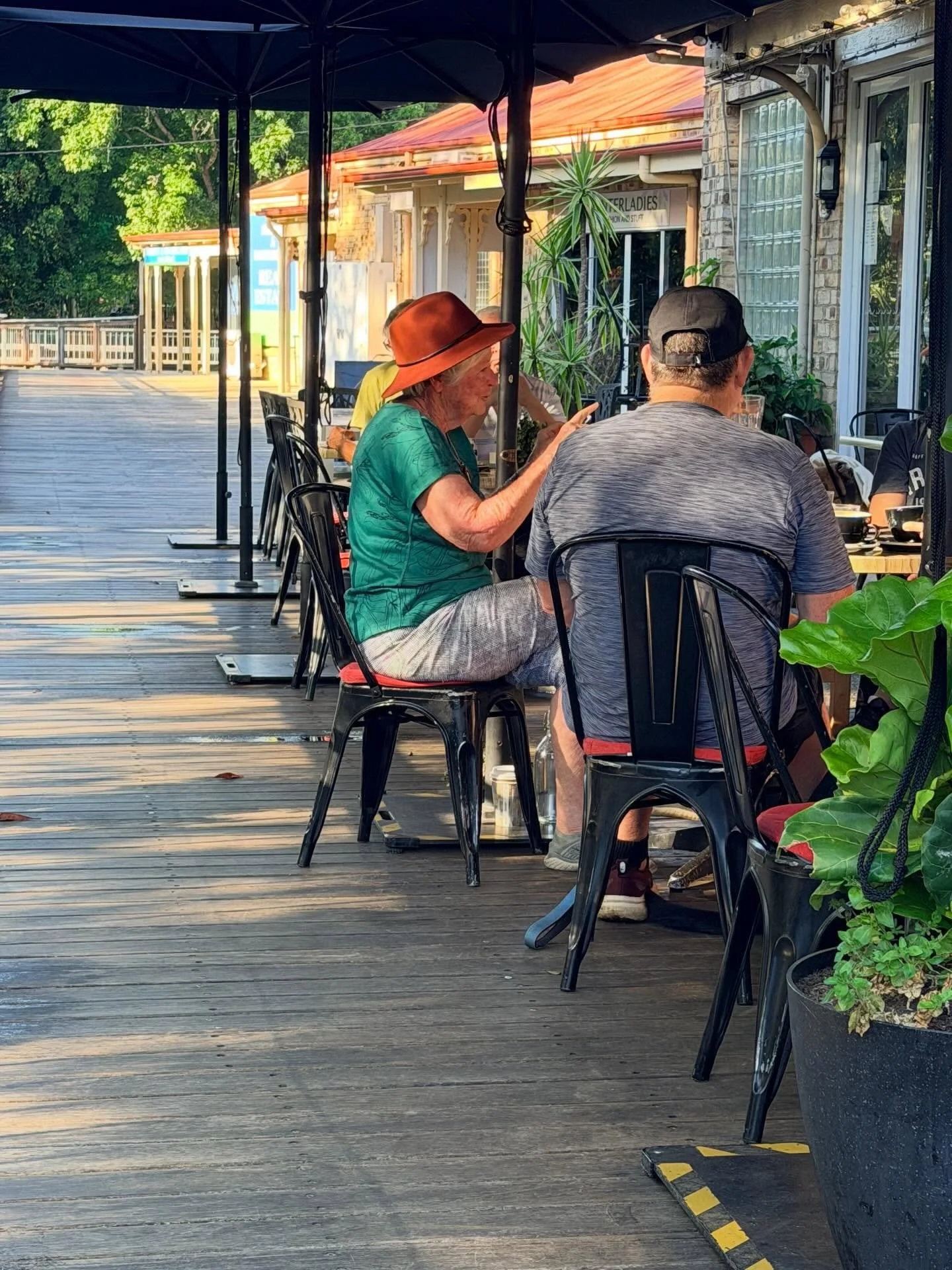 Just chillin on the boardwalk @conceptcoffeemaleny 
Getting closer to Xmas 🎄 
Be sure to catch up for coffee dates soon!!! 

#chillin #coffeedates #xmasiscoming