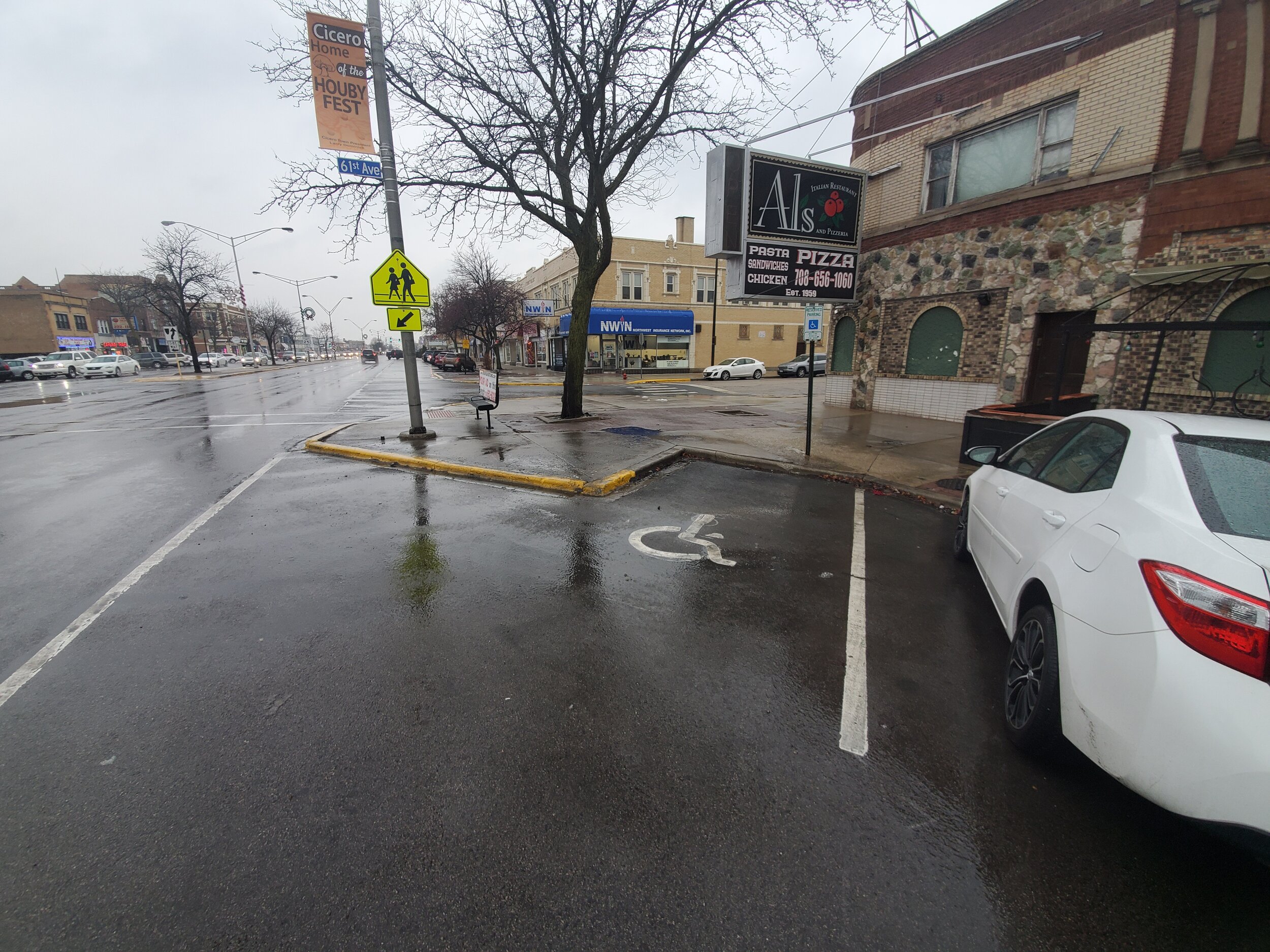  Gonzales está demandando al Town de Cicero en un tribunal federal por falta de estacionamiento accesible bajo la ADA. Este espacio de estacionamiento carece de alojamiento suficiente para usuarios de sillas de ruedas. No hay marcas en el pasillo de 