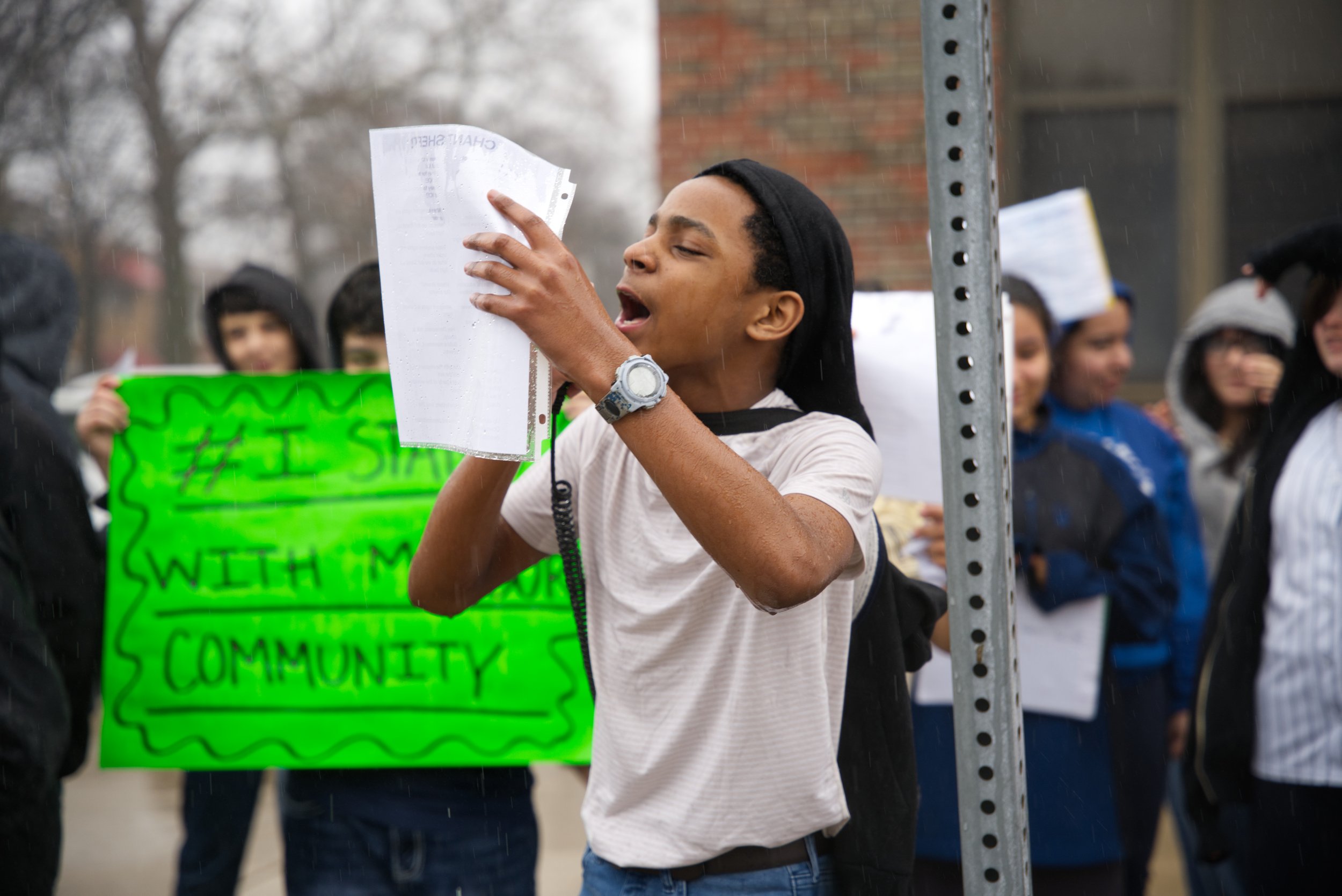  Middle schoolers from Lincoln Middle School were supported by school staff and hoped to show their neighbors and classmates that they are not alone in this fight for human rights. Efrain Soriano/ Cicero Independiente 
