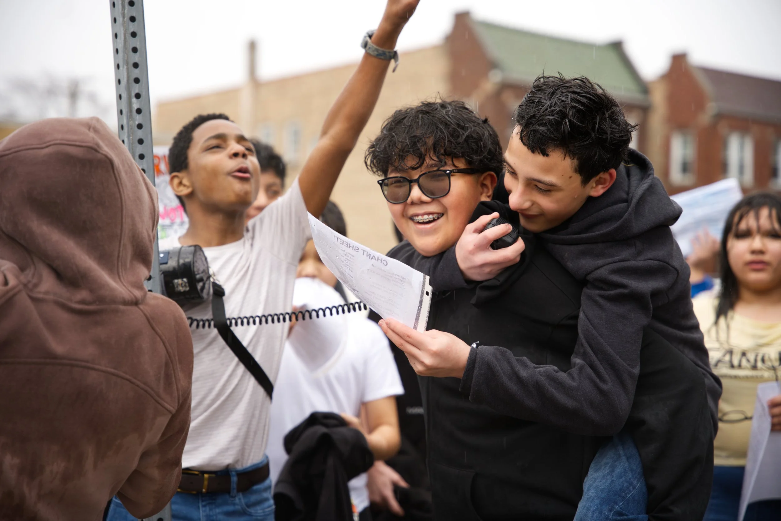  Middle schoolers from Lincoln Middle School were supported by school staff and hoped to show their neighbors and classmates that they are not alone in this fight for human rights. Efrain Soriano/ Cicero Independiente 