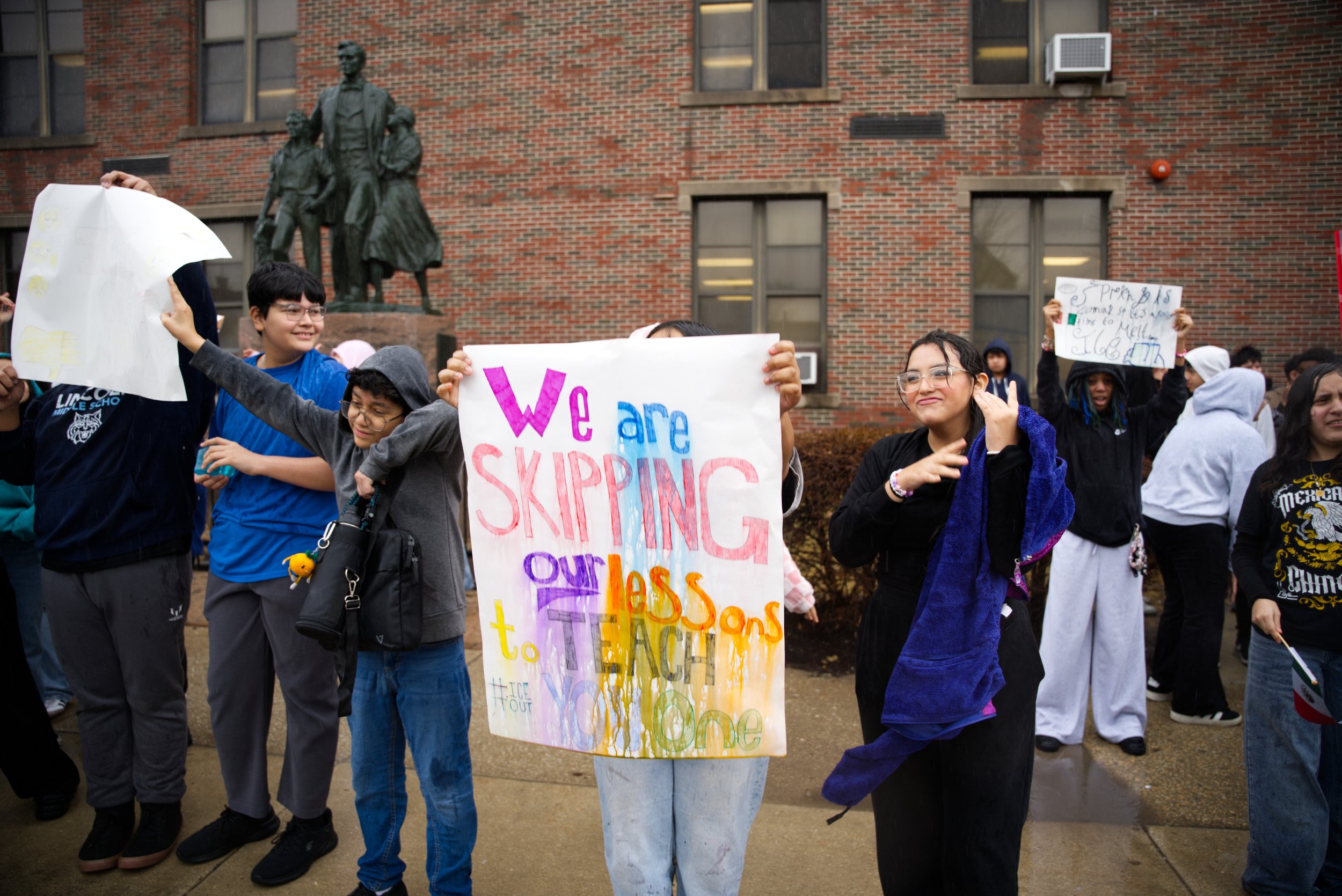 Desde con proyectos artísticos hasta con protestas estudiantiles, los alumnos de las escuelas intermedias de Berwyn personifican la justicia social