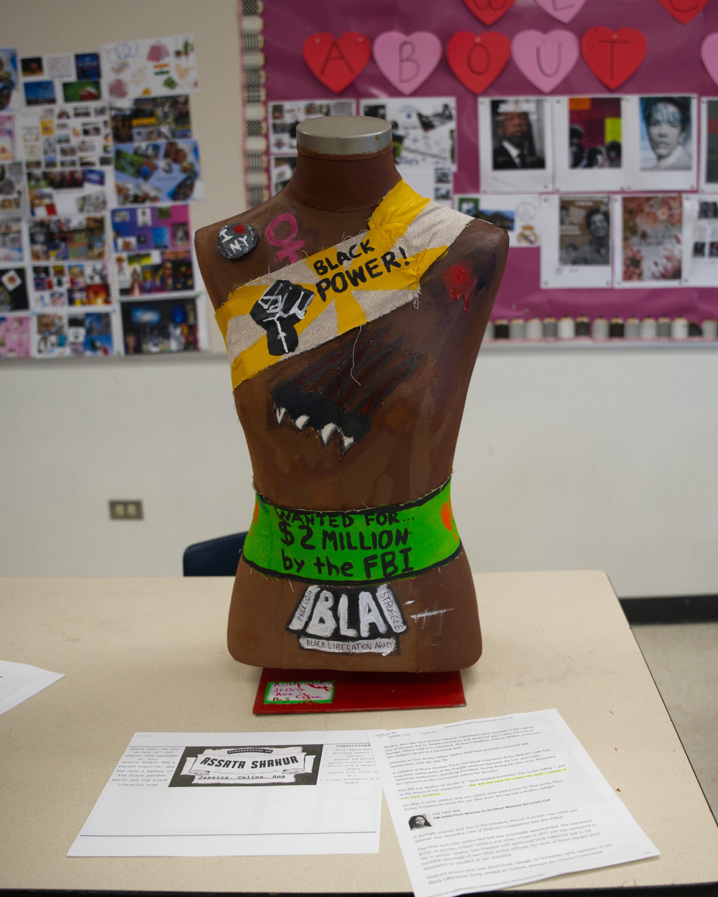  Estudiantes de una clase de justicia social de séptimo y octavo grado de Freedom Middle School participaron en la pintura y decoración de maniquíes para honrar a los activistas que han impulsado cambios positivos en el mundo. Efraín Soriano/ Cicero 