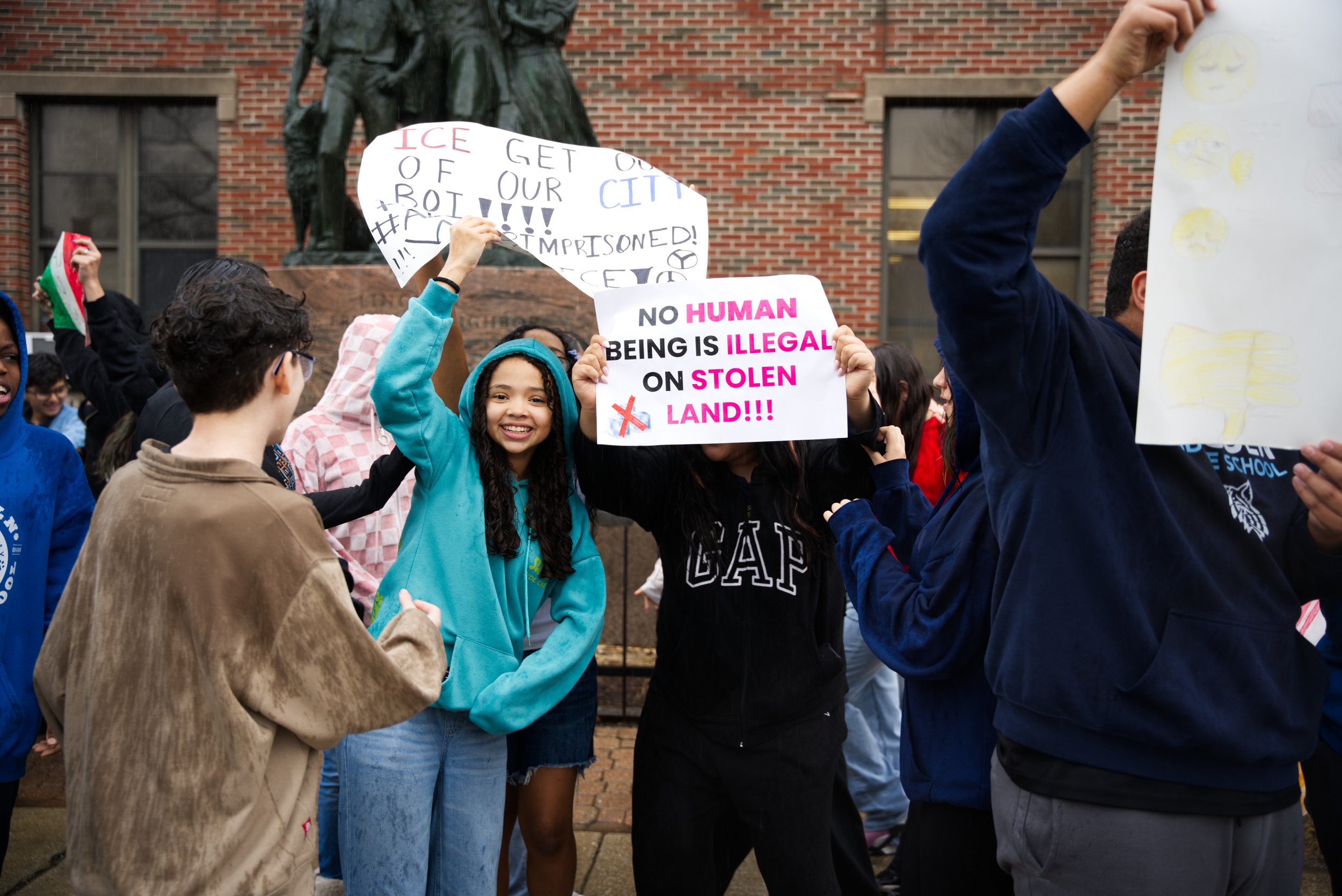  La protesta del 6 de marzo de 2026, protagonizada por alumnos de séptimo y octavo grado de Lincoln Middle School, duró unos 40 minutos; los estudiantes soportaron un fuerte aguacero antes de regresar a clases en el cuarto período. Efraín Soriano/Cic