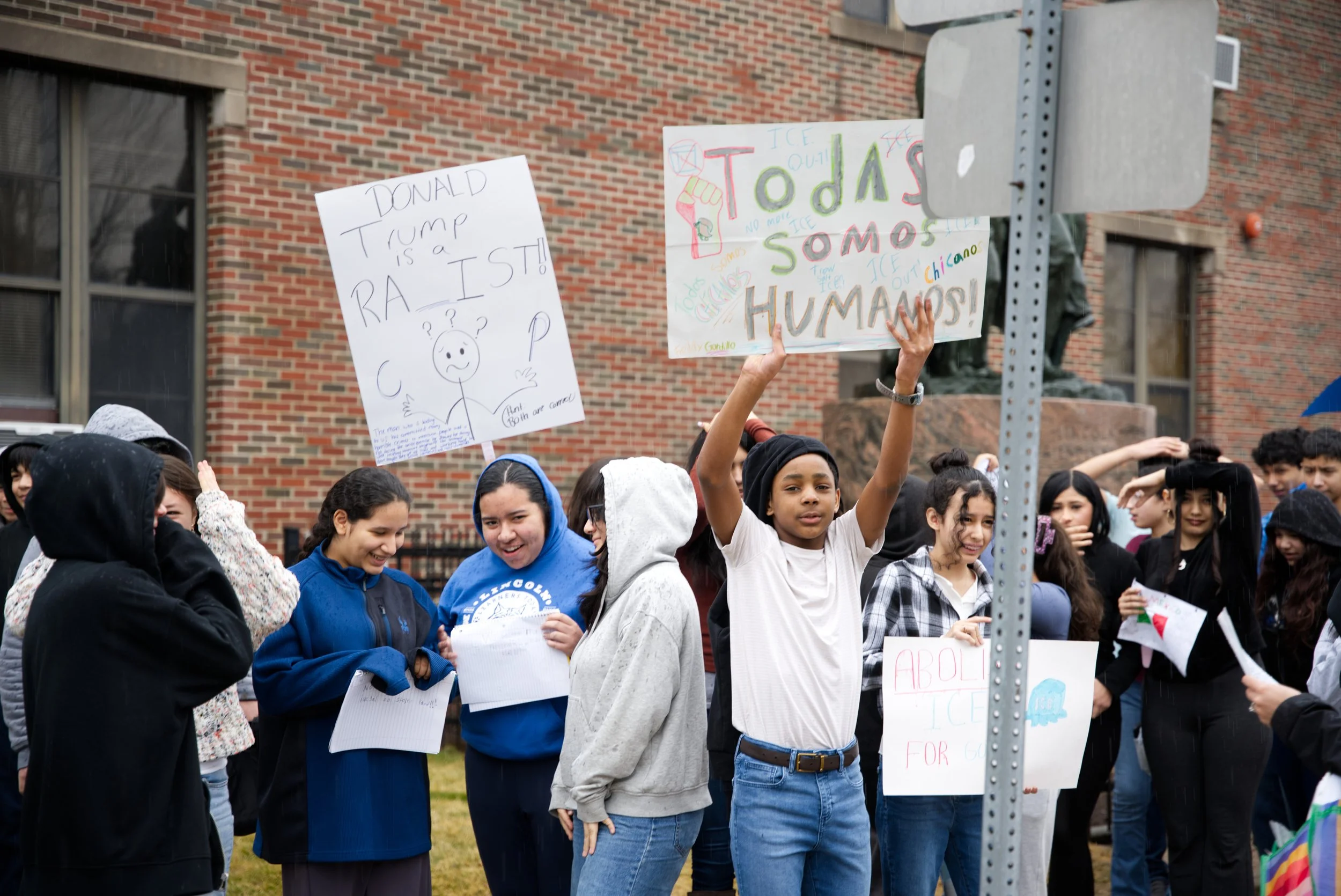  La protesta del 6 de marzo de 2026, protagonizada por alumnos de séptimo y octavo grado de Lincoln Middle School, duró unos 40 minutos; los estudiantes soportaron un fuerte aguacero antes de regresar a clases en el cuarto período. Efraín Soriano/Cic
