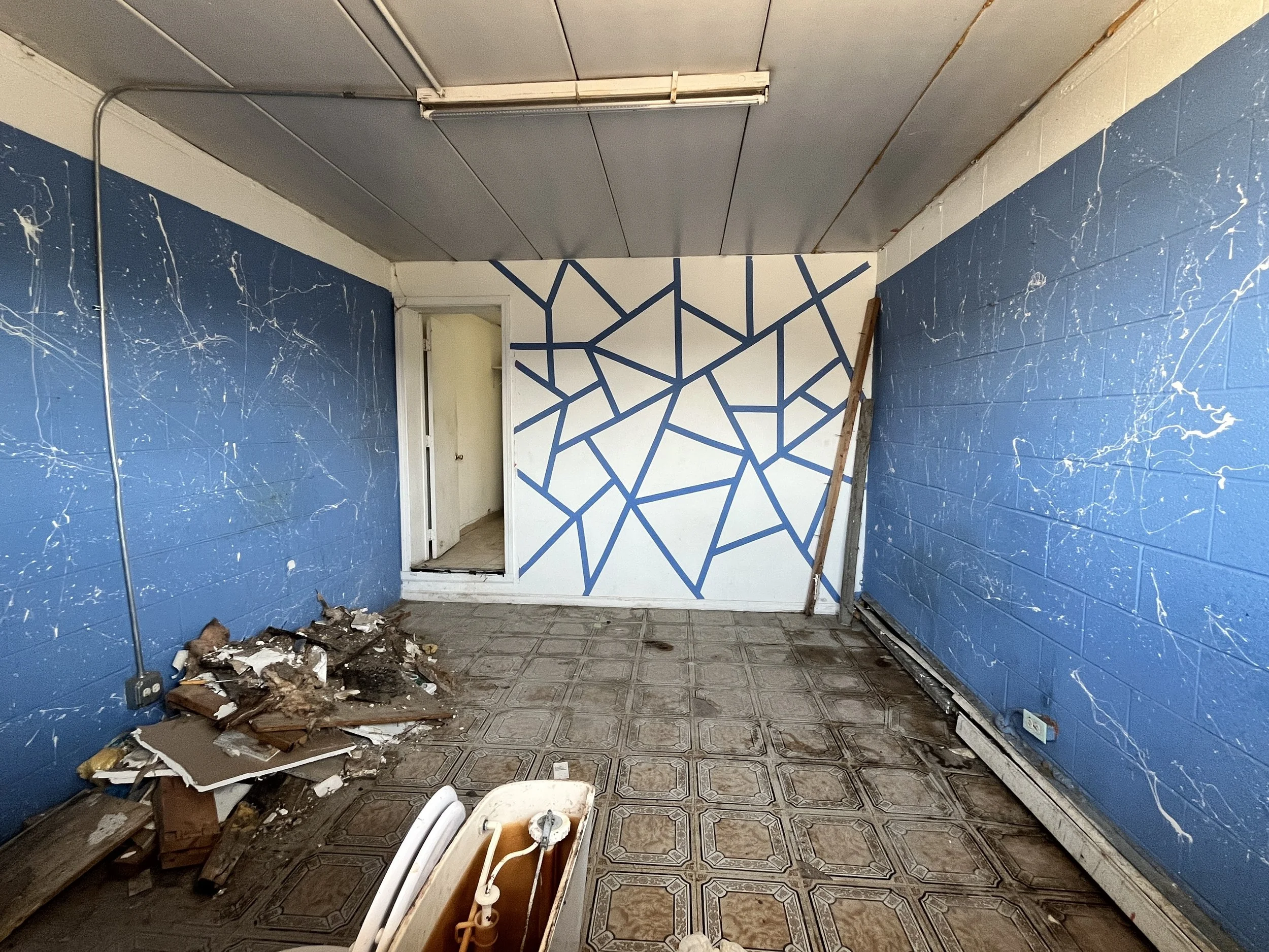  An unfinished room with masking tape on the walls in the Hawthorne living quarters in Stickney, Ill., near Cicero on August 7, 2026. Irene Romulo/ Cicero Independiente. 