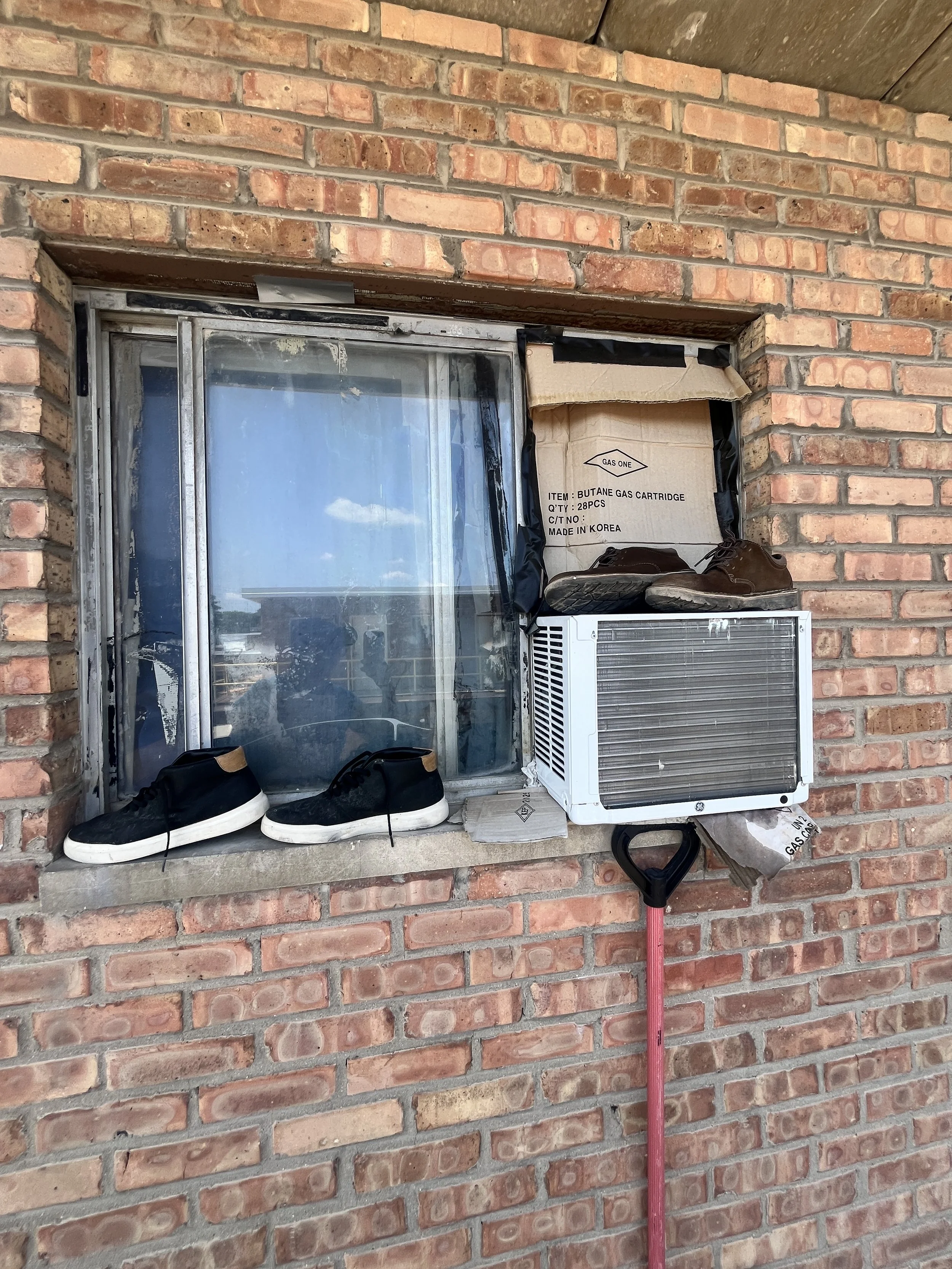  Los zapatos secándose afuera de la ventana de la vivienda de un residente en Stickney, Illinois, cerca de Cicero, el 7 de agosto de 2026. Irene Rómulo/ Cicero Independiente 