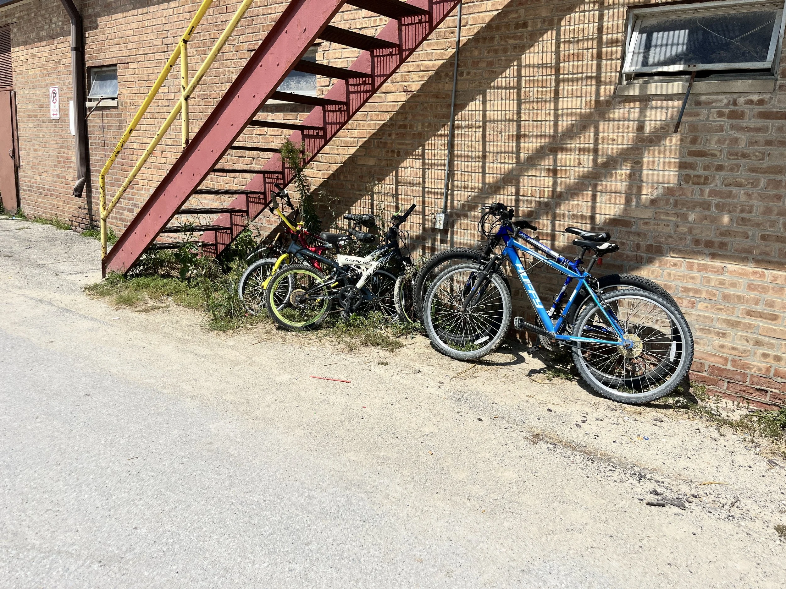  Las bicicletas de los residentes del Hawthorne Race Course escondidas debajo de una escalera Stickney, Illinois, cerca de Cicero, el 7 de agosto de 2026. Irene Rómulo/ Cicero Independiente 