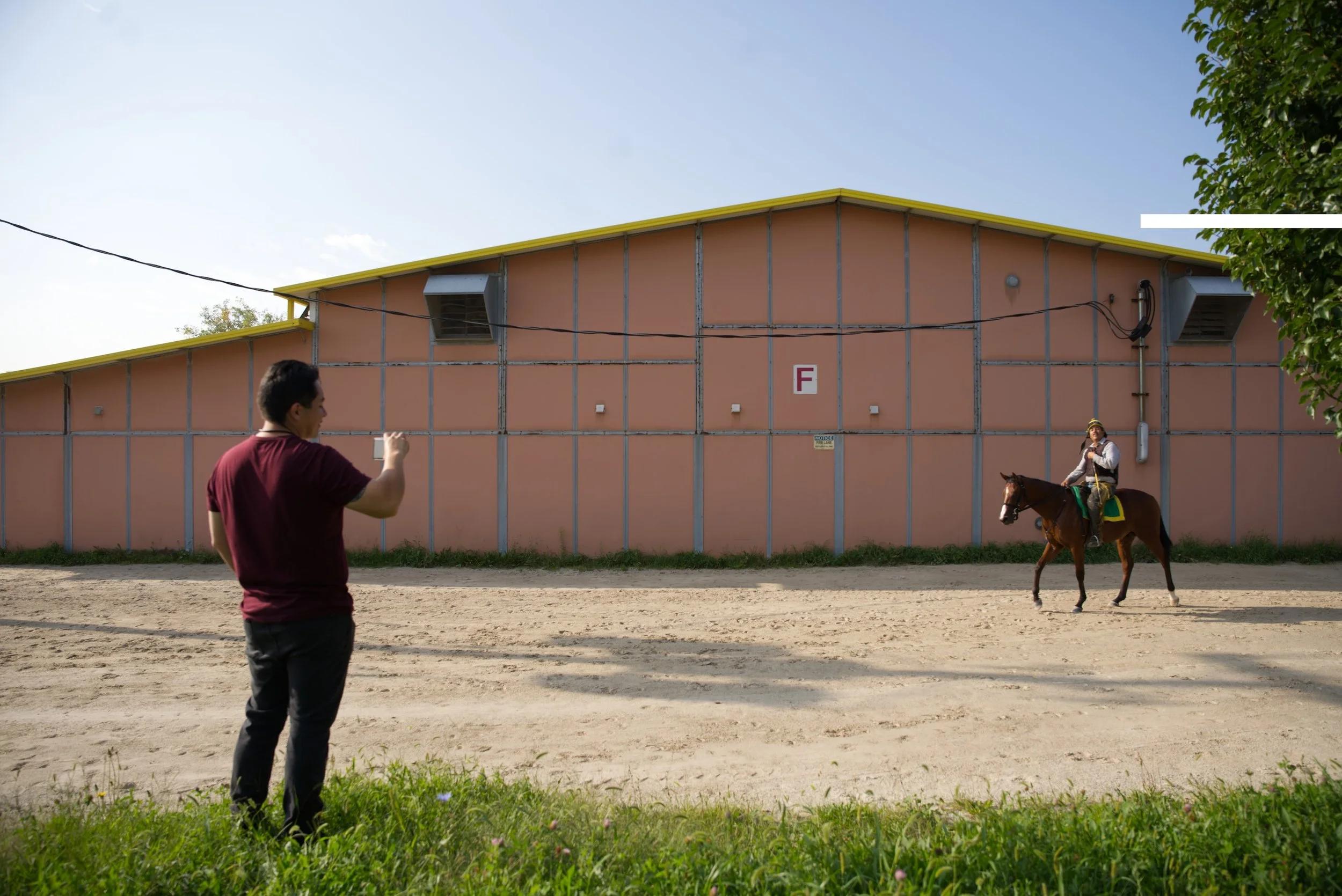  Un representante de los trabajadores registra el trote de regreso a los establos del último caballo que dio una vuelta al Hawthorne Race Course en Stickney, Illinois, cerca de Cicero, el 28 de agosto de 2026. El representante calificó el momento de 